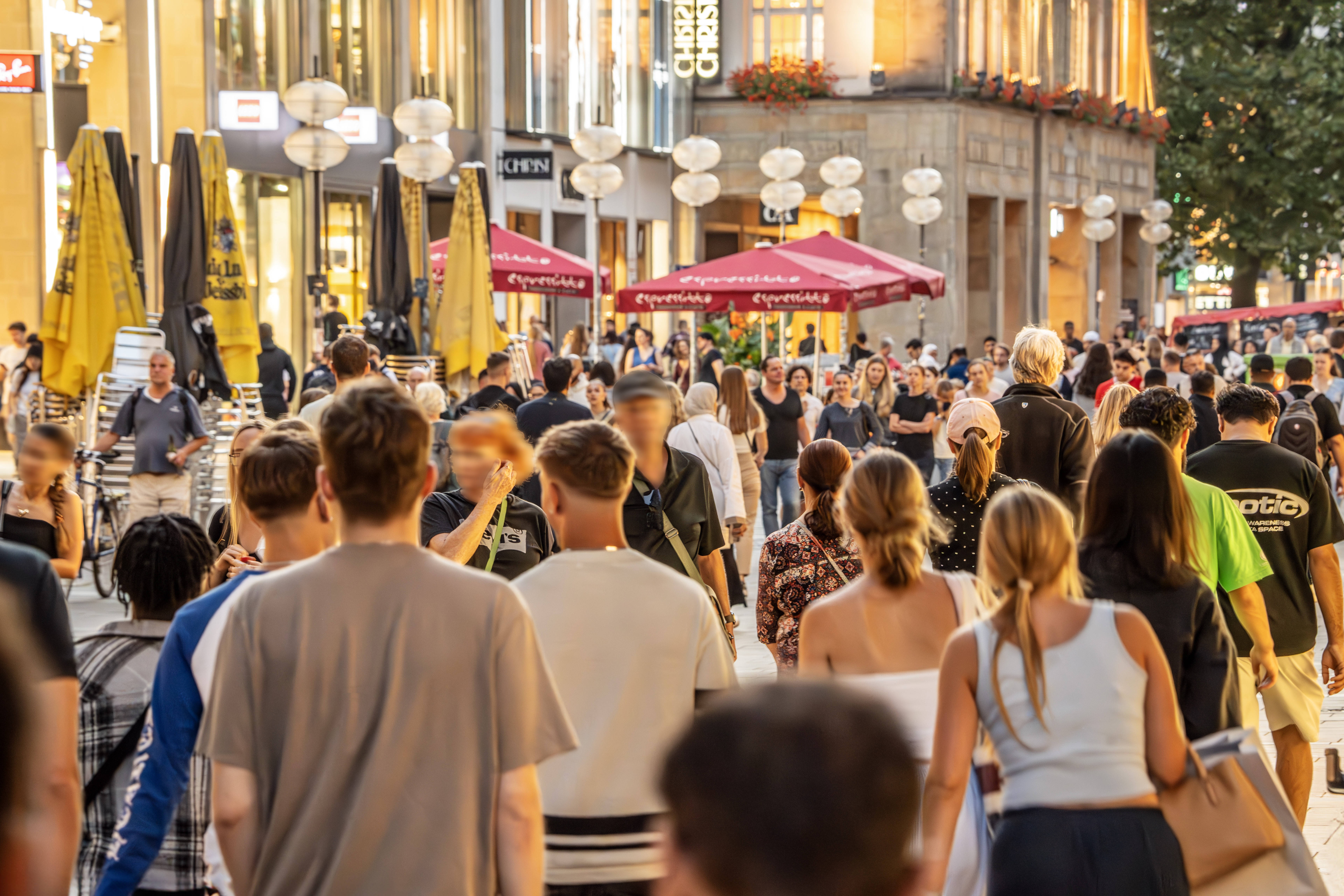 Zufällige Begegnungen mit Menschen, wie hier in der Münchner Innenstadt, können die Demokratie stärken.