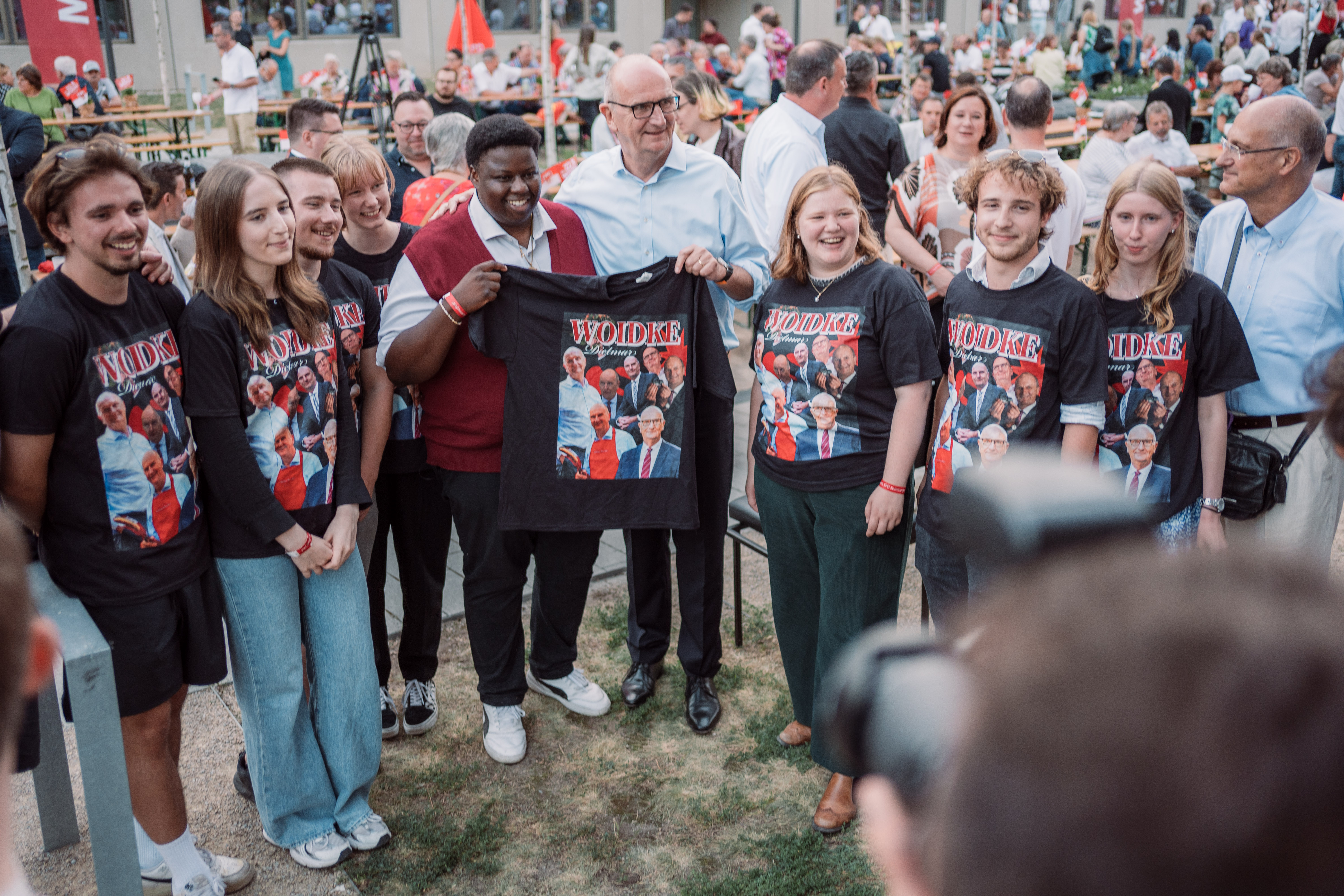 Die Jusos Brandenburg schenken Ministerpräsident Dietmar Woidke ein T-Shirt.