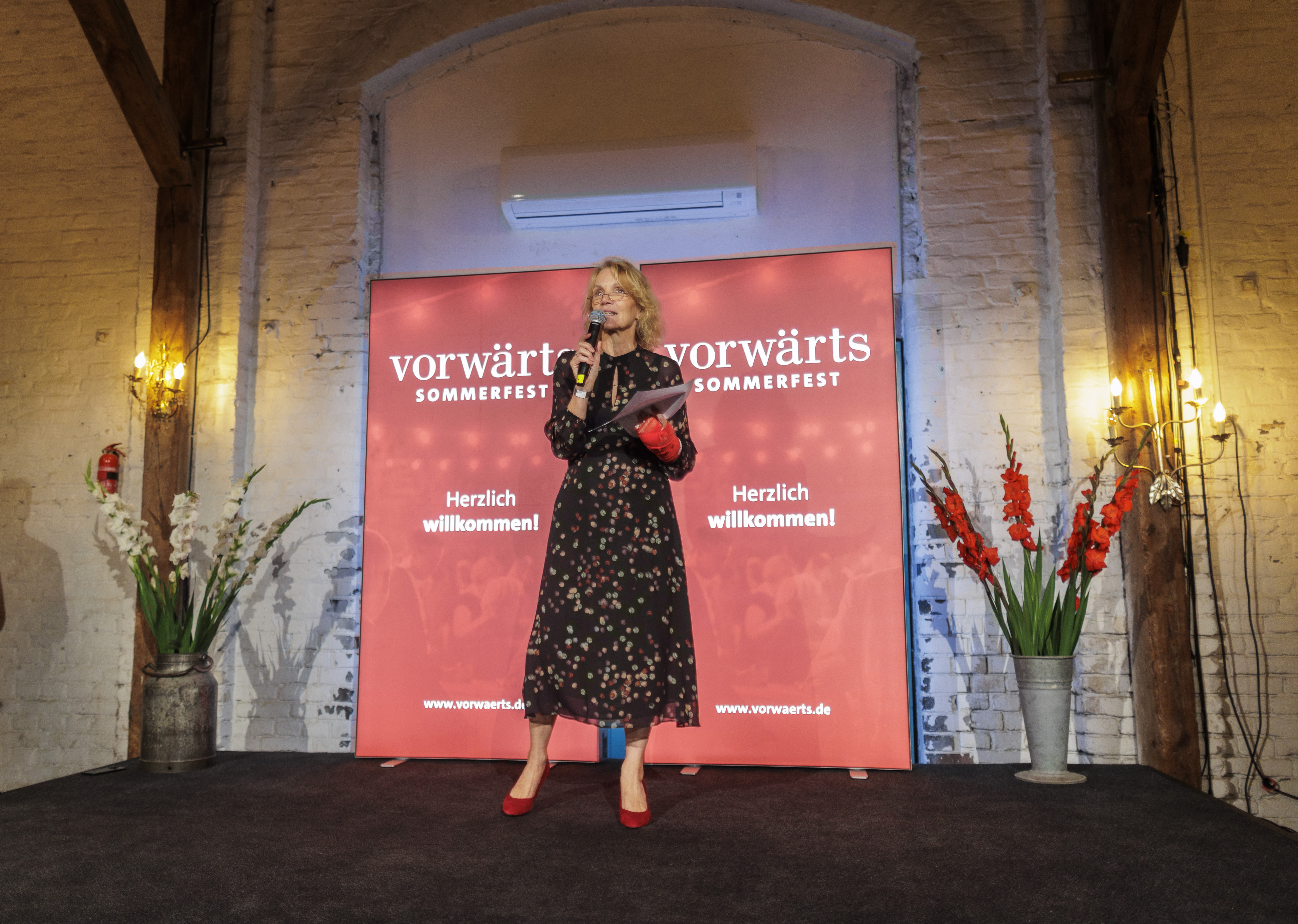 Chefredakteurin Karin Nink begrüßt die Besucher*innen beim vorwärts-Sommerfest.