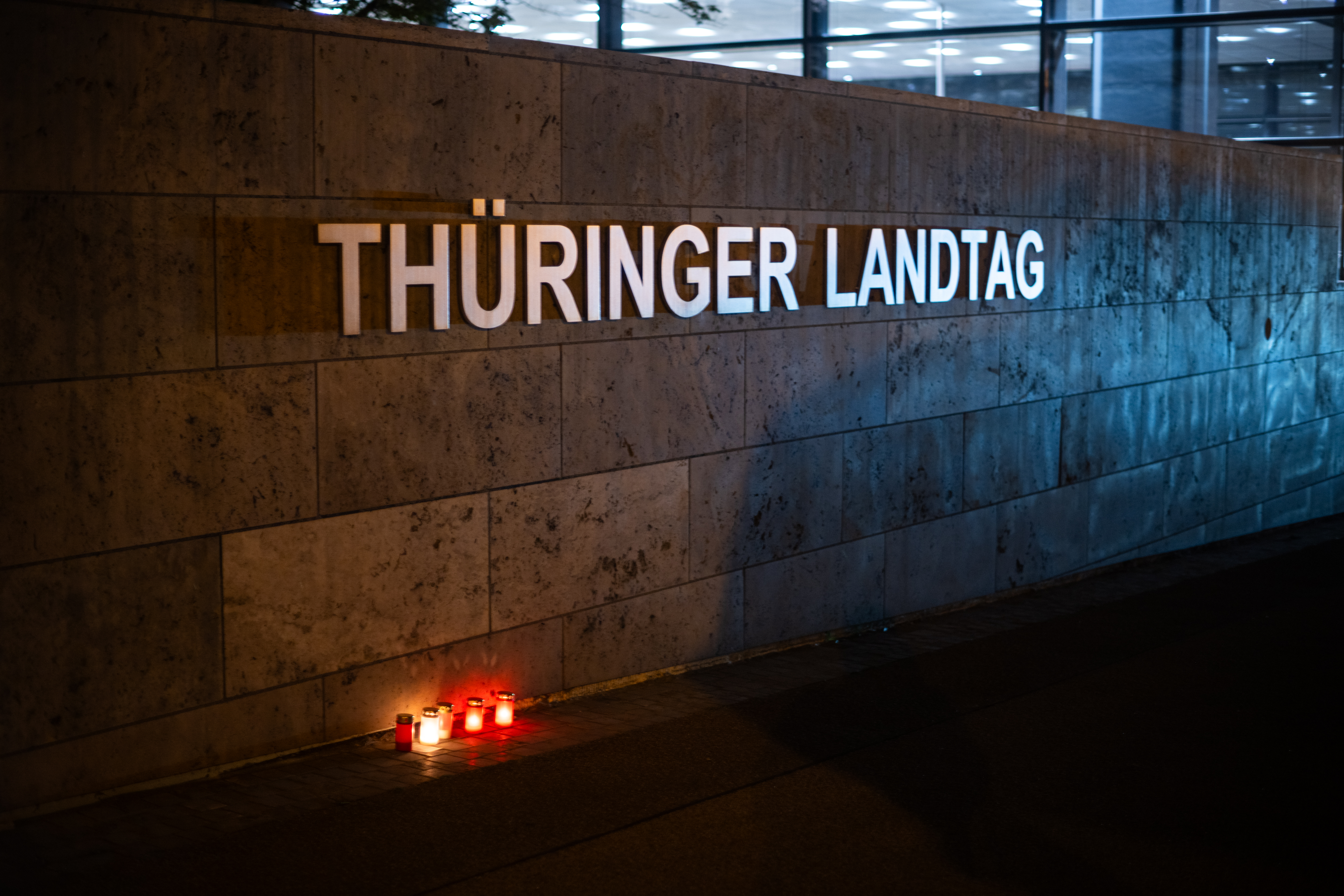 Vor dem Thüringer Landtag brennen Kerzen.