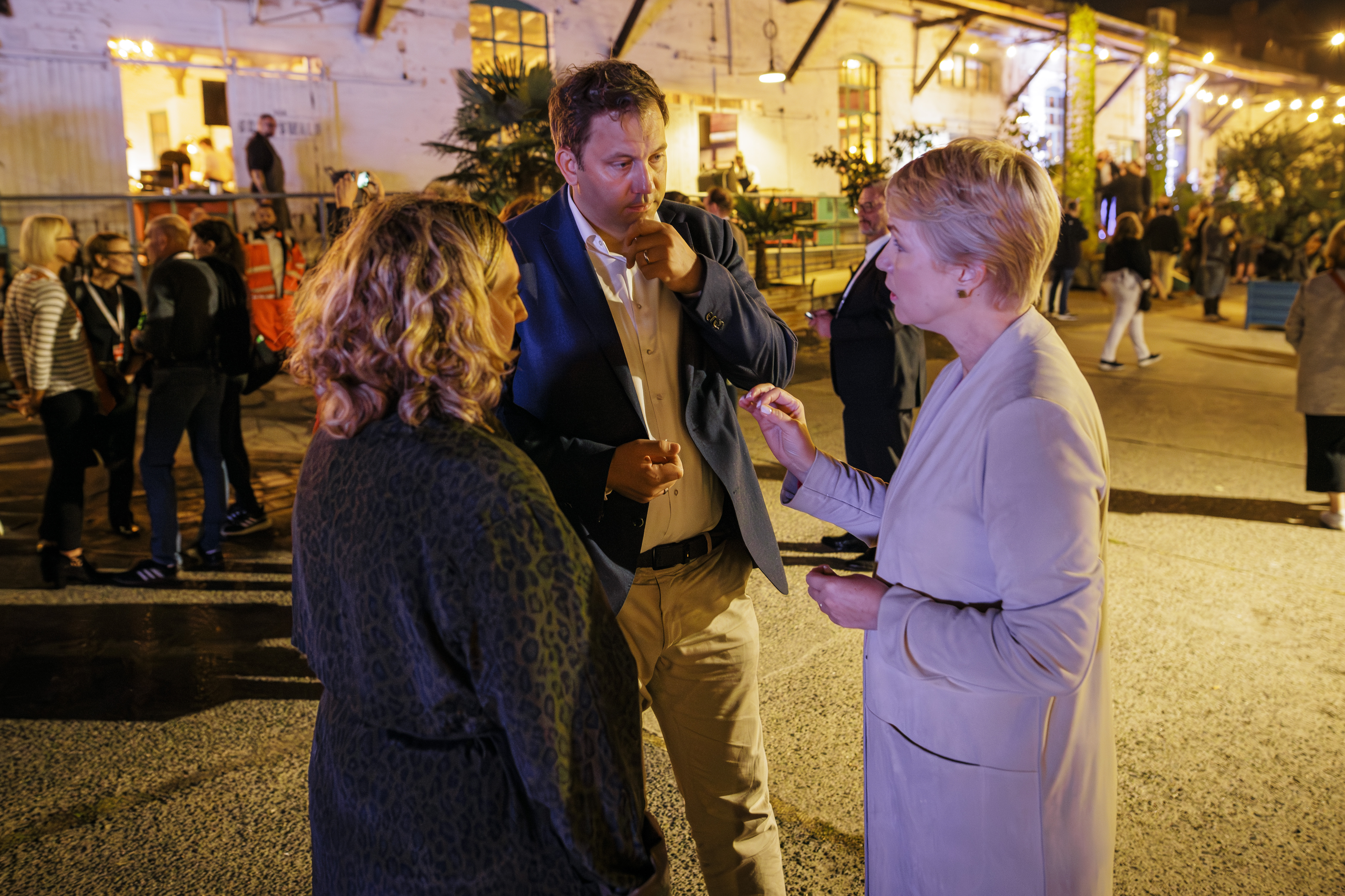 Der SPD-Vorsitzende Lars Klingbeil im Gespräch mit der Ministerpräsidentin von Mecklenburg-Vorpommern, Manuela Schwesig.