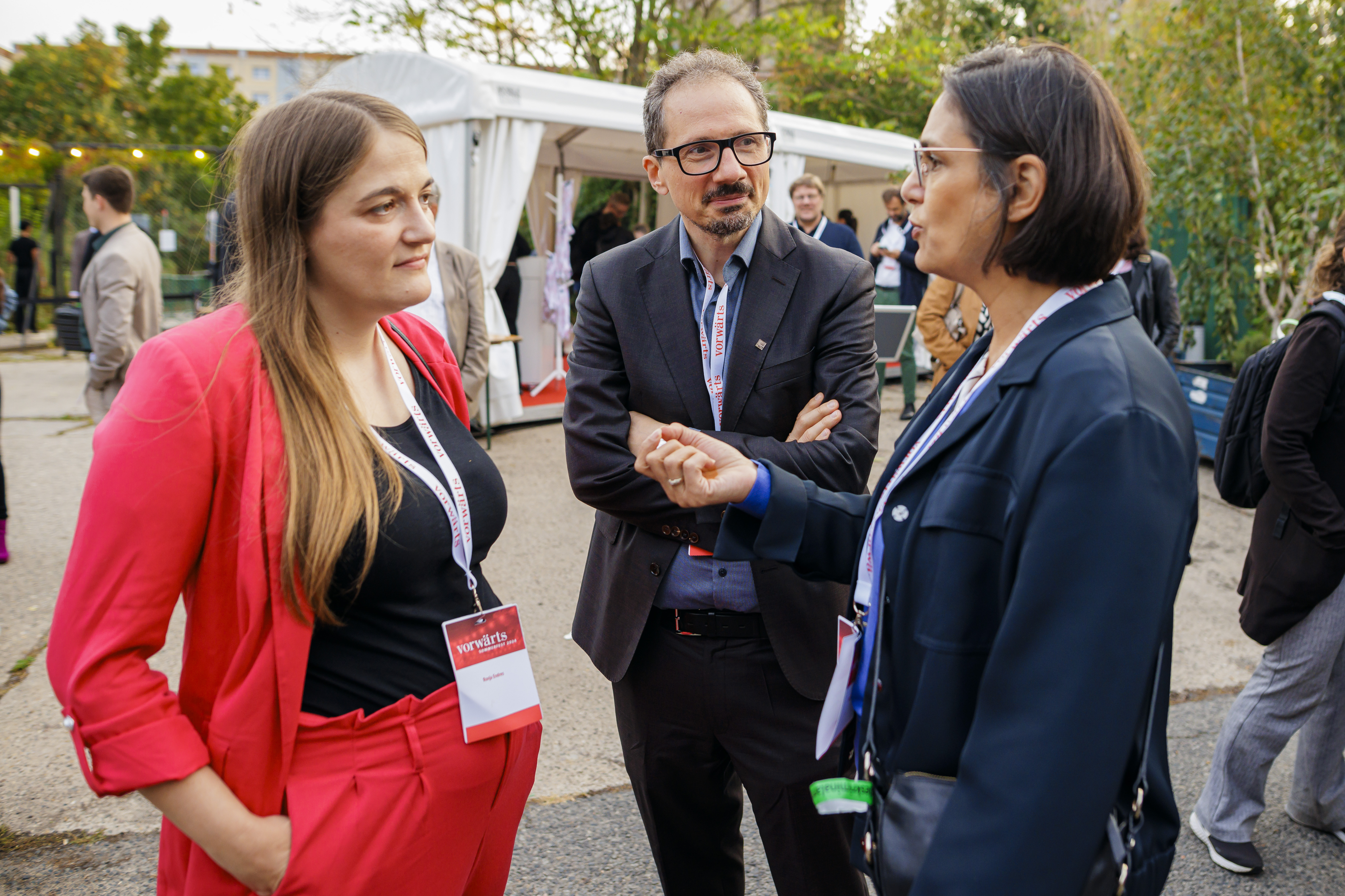 Treffen zweier SPD-Landesvorsitzende: Ronja Endres (Bayern) unterhält sich mit Serpil Midyatli (Schleswig-Holstein, dazwischen der Kommunikationswissenschaftler Bernhard Goodwin.