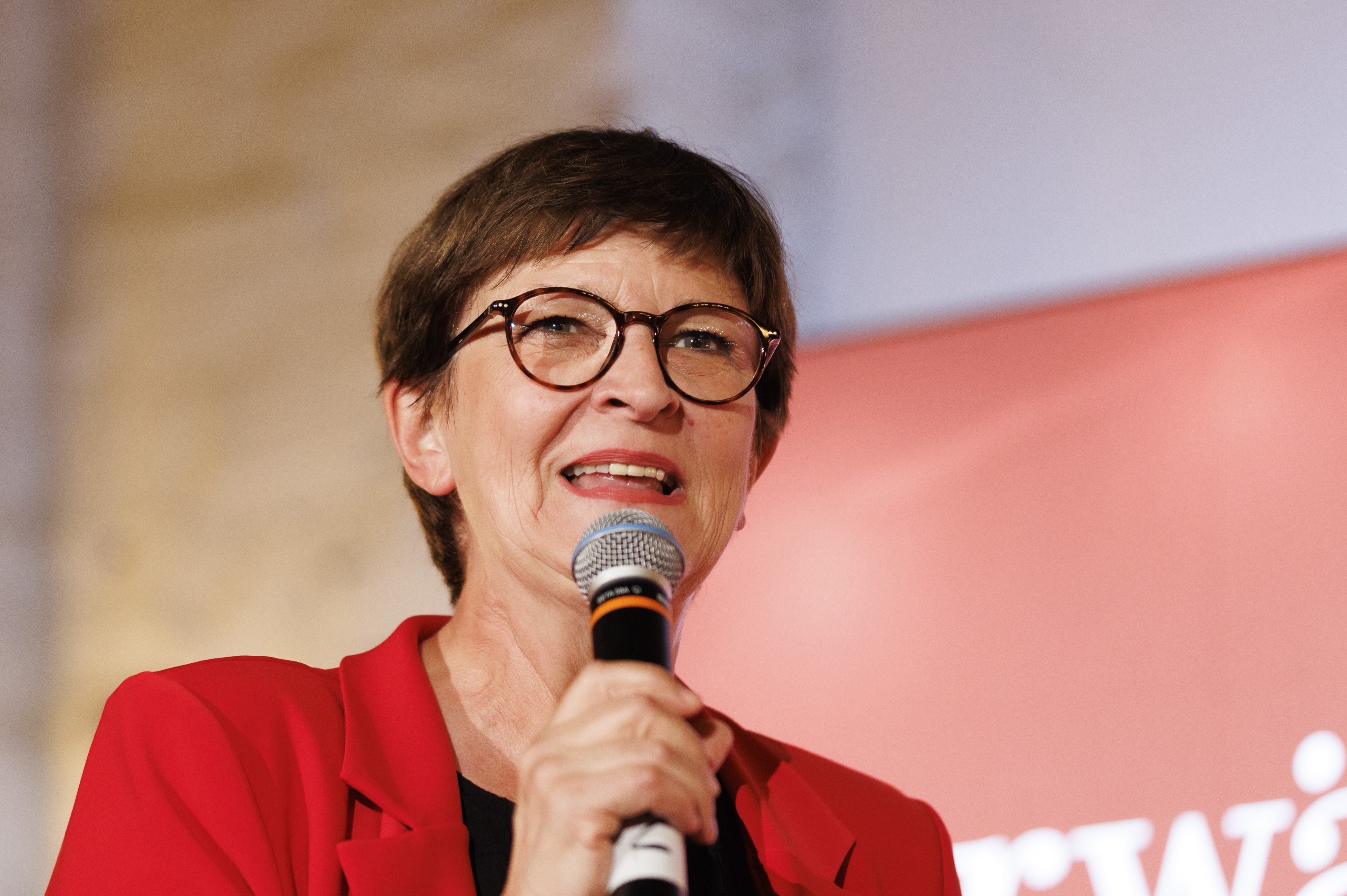 Die SPD-Vorsitzende Saskia Esken spricht auf dem vorwärts-Sommerfest.