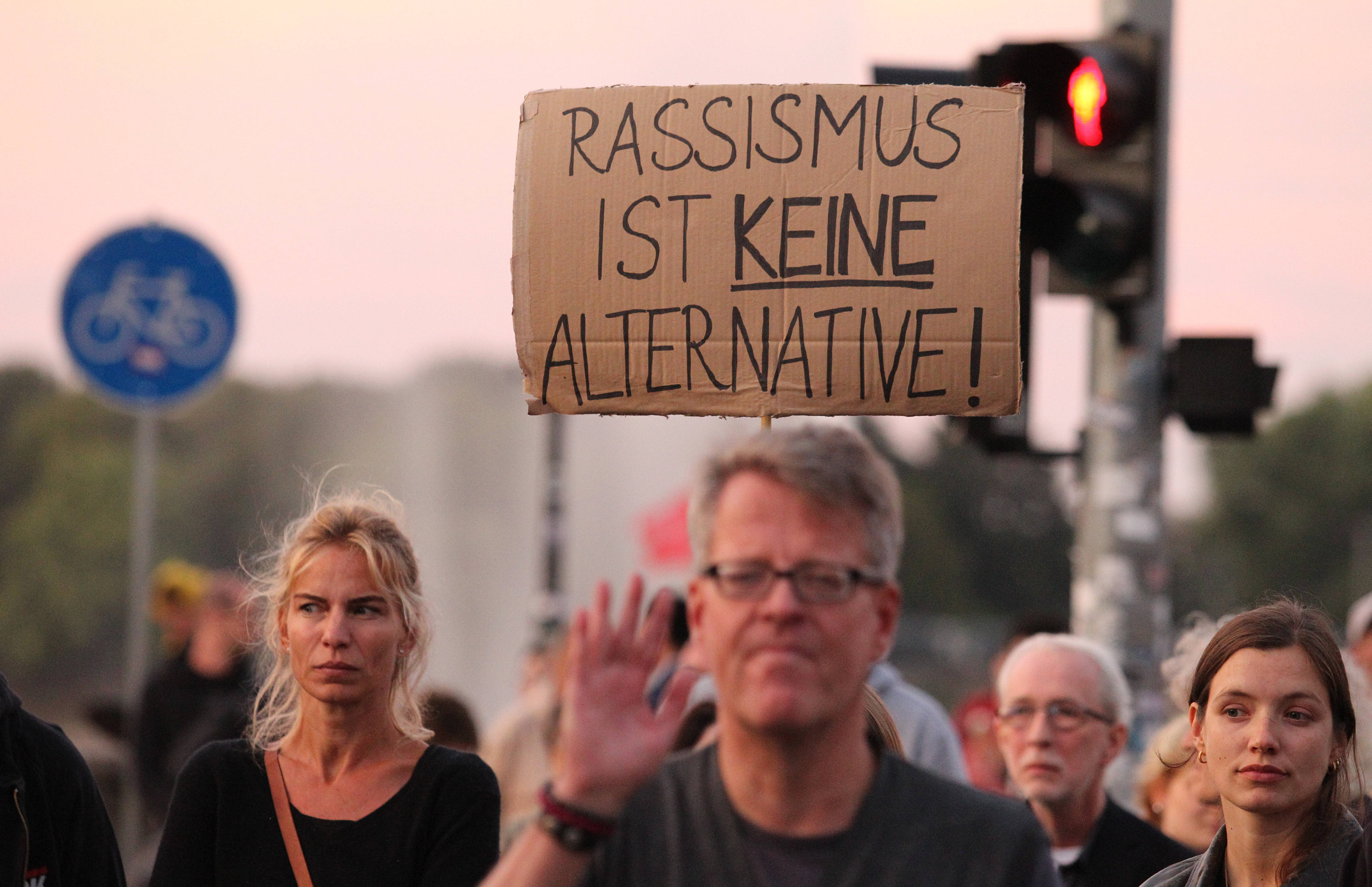 Nach den Landtagswahlen in Sachsen und Thüringen demonstrieren Menschen gegen Rechtsextremismus.