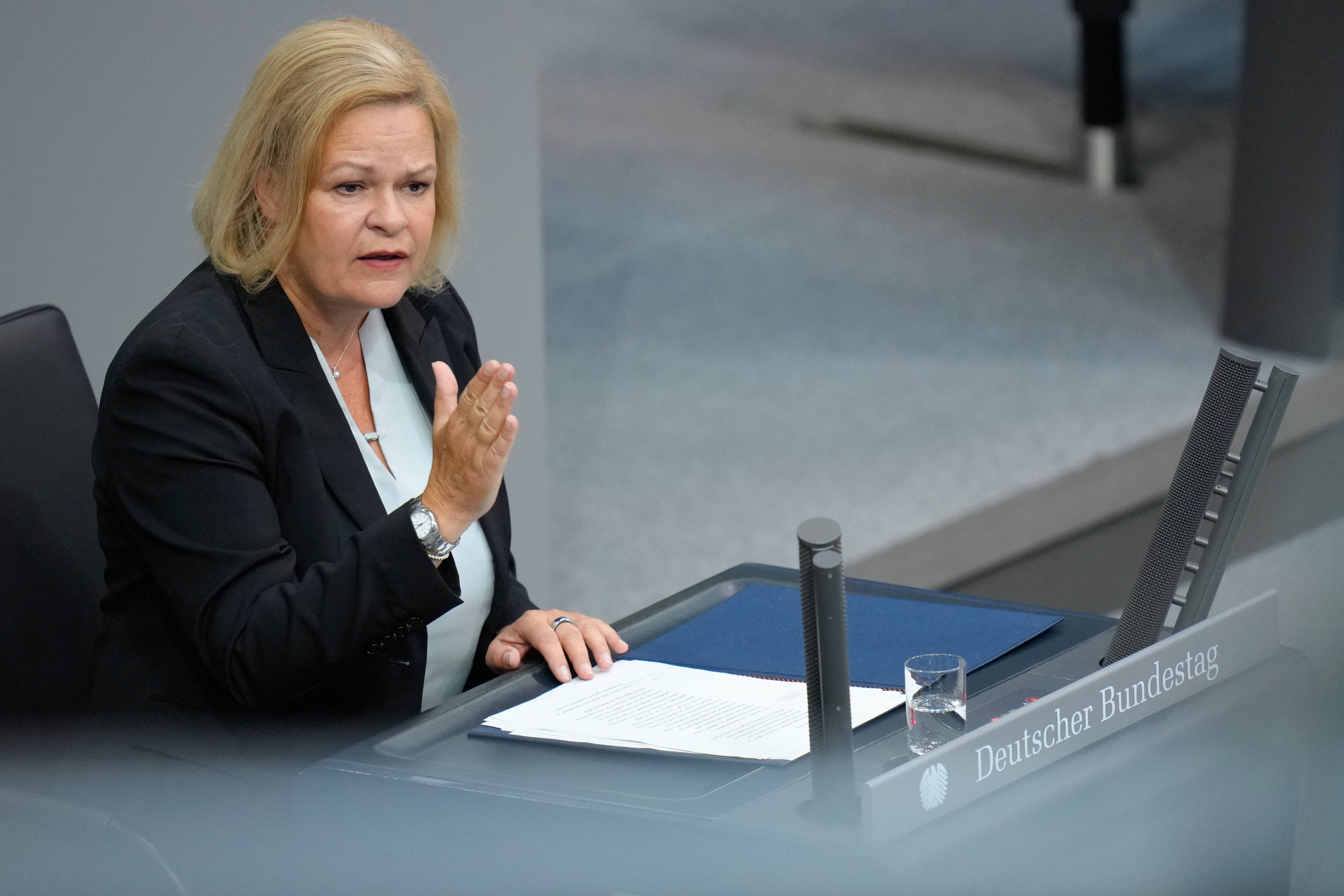 In ihrer Rede am Donnerstagmorgen stellte Bundesinnenministerin Nancy Faeser die Gesetzesentwürfe des „Sicherheitspakets“ im Bundestag vor.