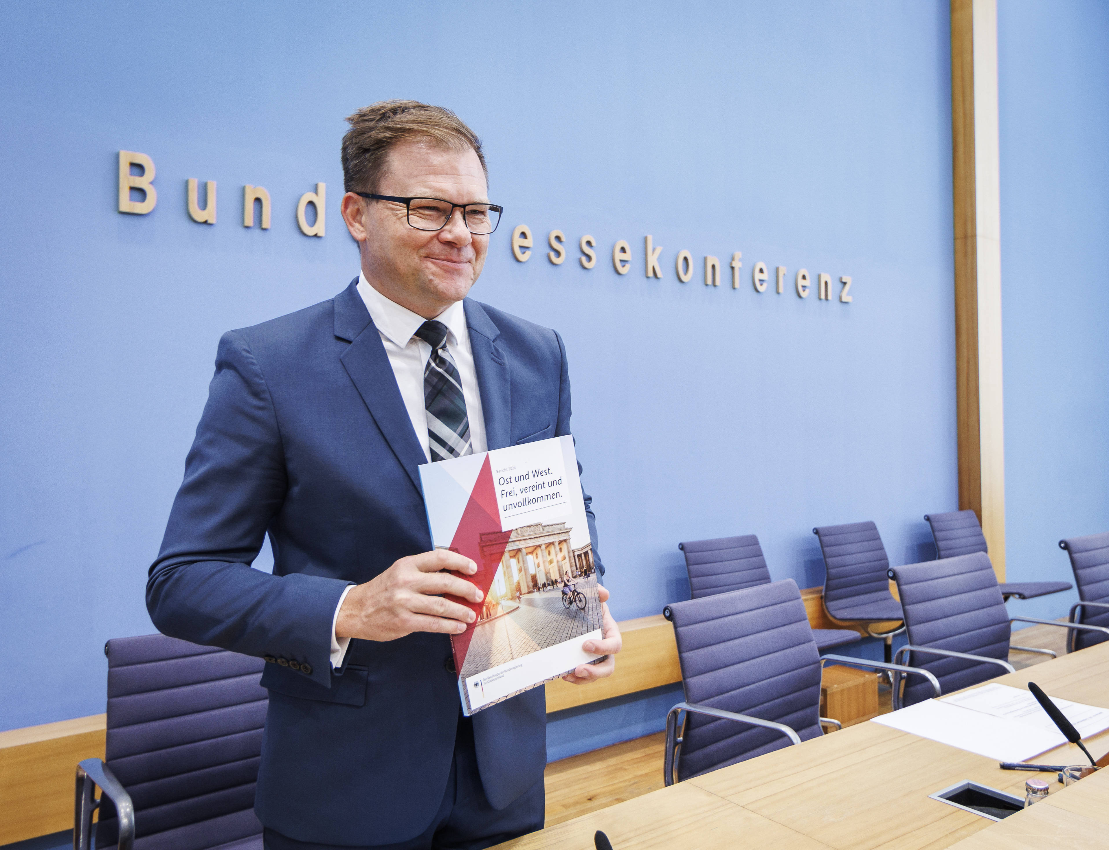 Am Mittwoch stellte der Ostbeauftragte Carsten Schneider seinen Jahresbericht vor. Dabei ging es auch um die AfD-Wahlerfolge bei den Landtagswahlen in Ostdeutschland.