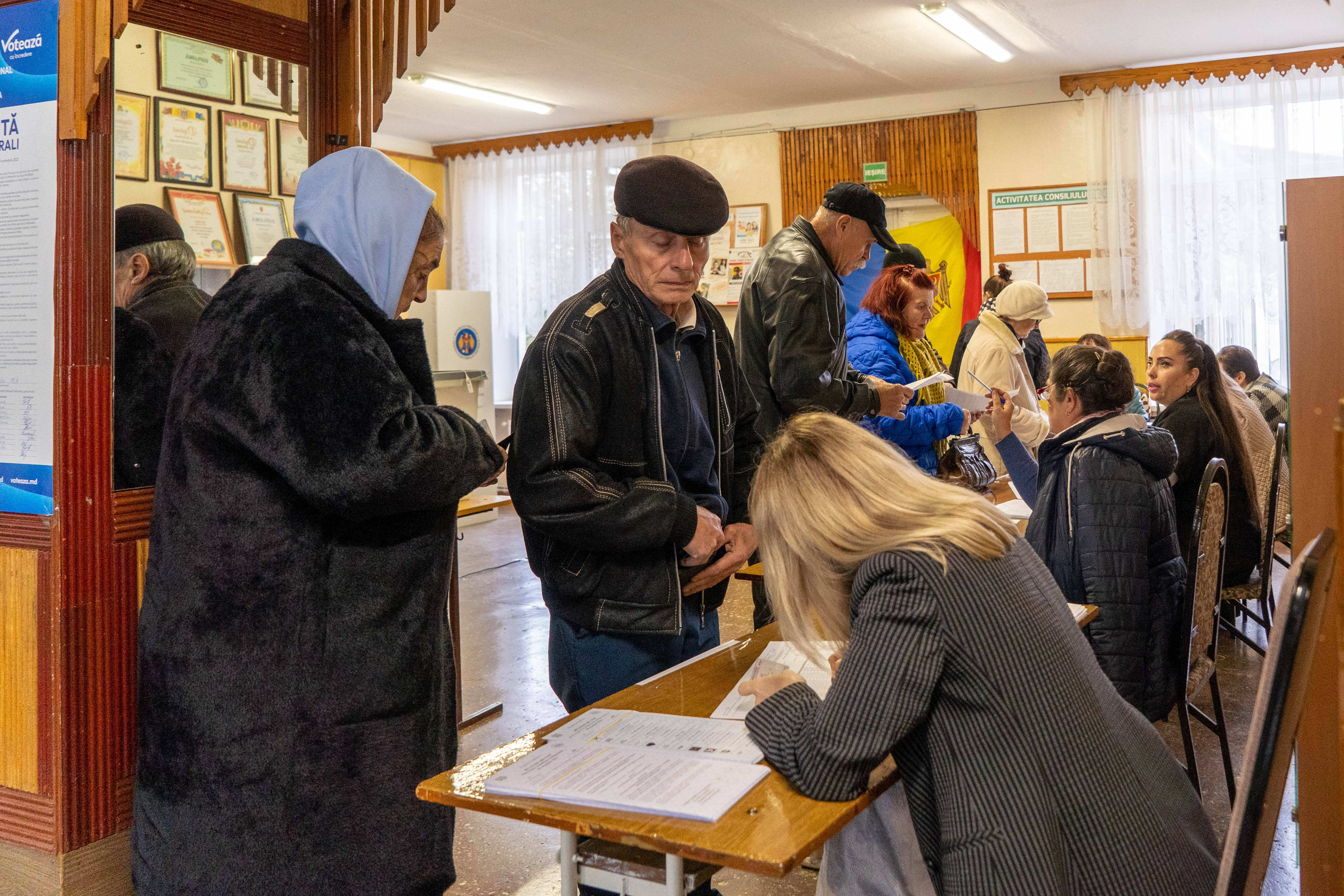 Mit knapper Mehrheit haben die Menschen in Moldau für eine Verfassungsänderung gestimmt, die das Land enger an die EU binden soll.