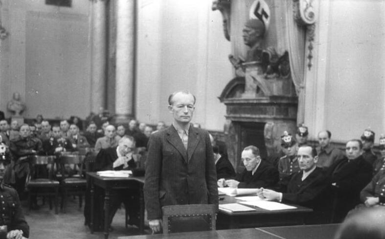 Das letzte Foto: Adolf Reichwein am 20. Oktober 1944 vor dem sogenannten Volksgerichtshof von Roland Freisler