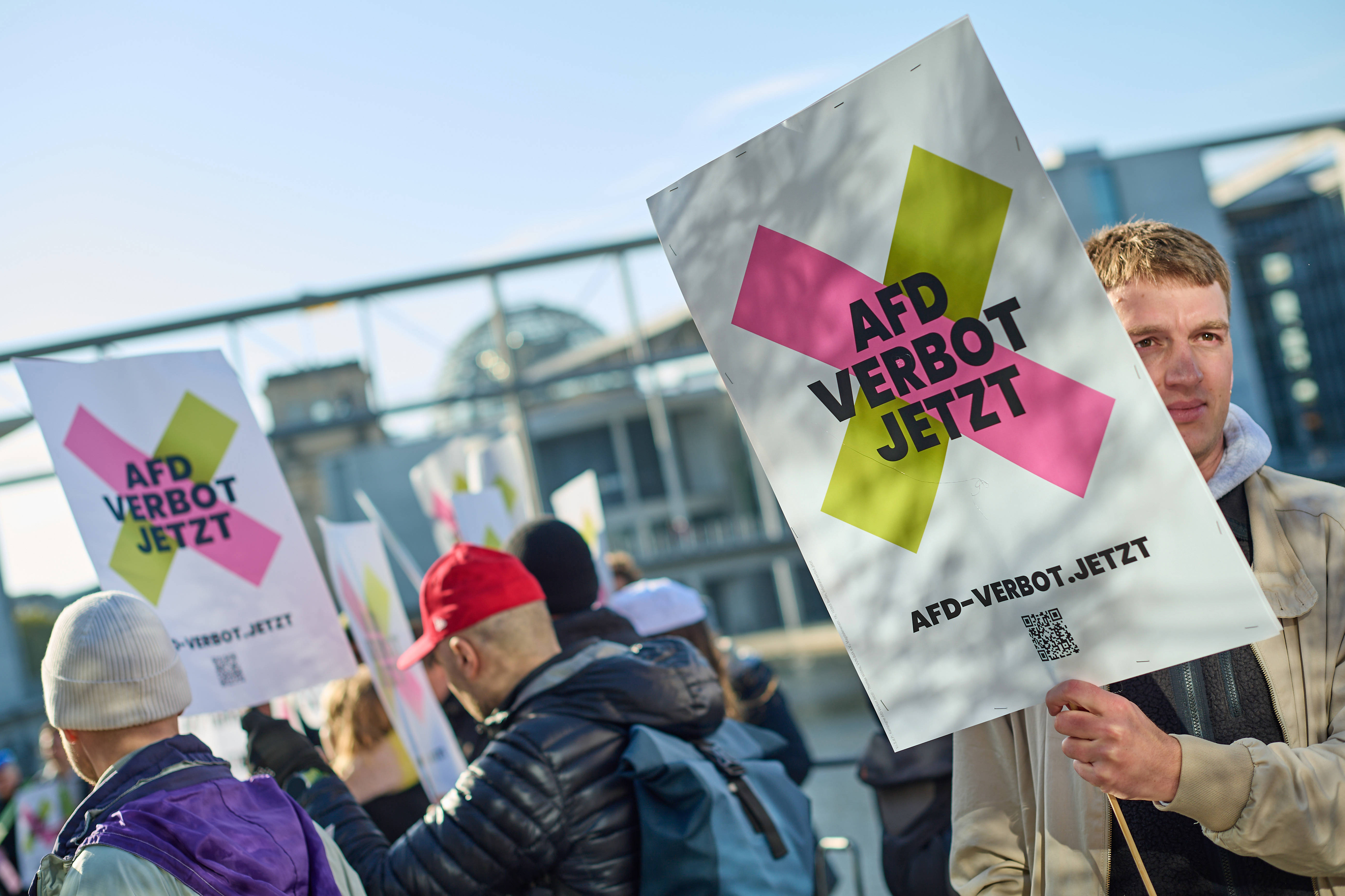 Demonstration für ein AfD-Verbot am Bundestag: Im November könnte ein entsprechender Prüfantrag beraten werden.