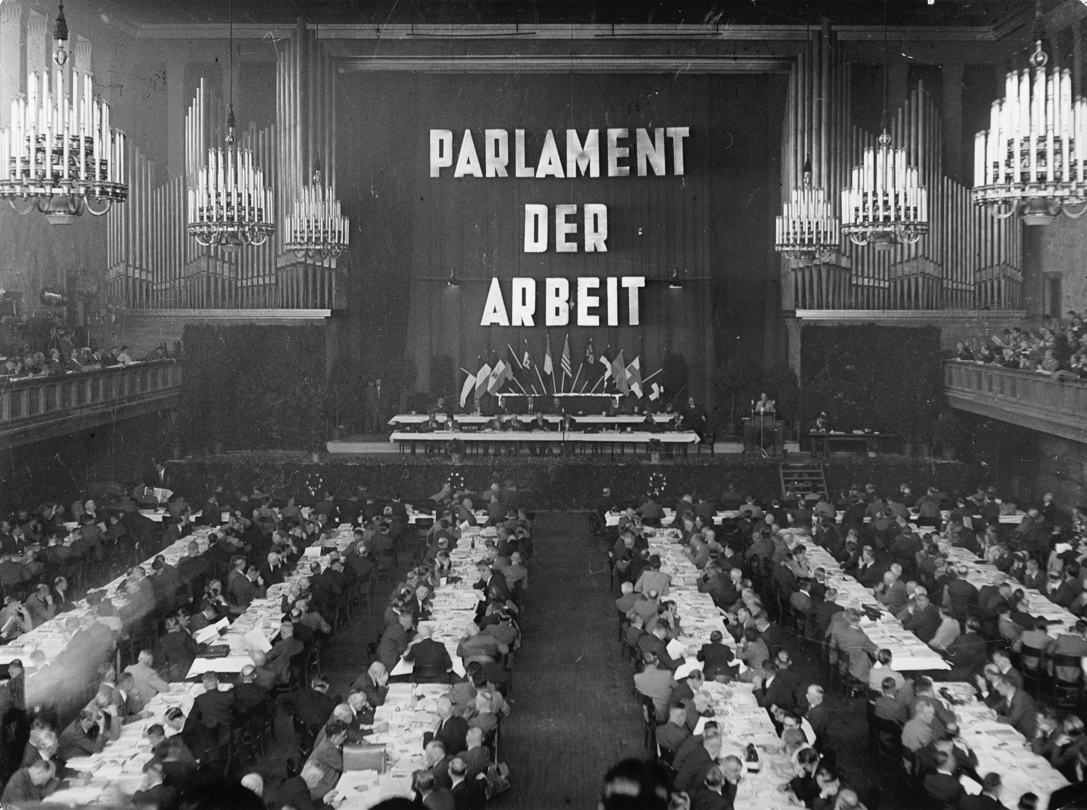 Der Beginn einer Erfolgsgeschichte: Am 13. Oktober 1949 wurde der Deutsche Gewerkschaftsbund im Kongresssaal des Deutschen Museums in München gegründet.