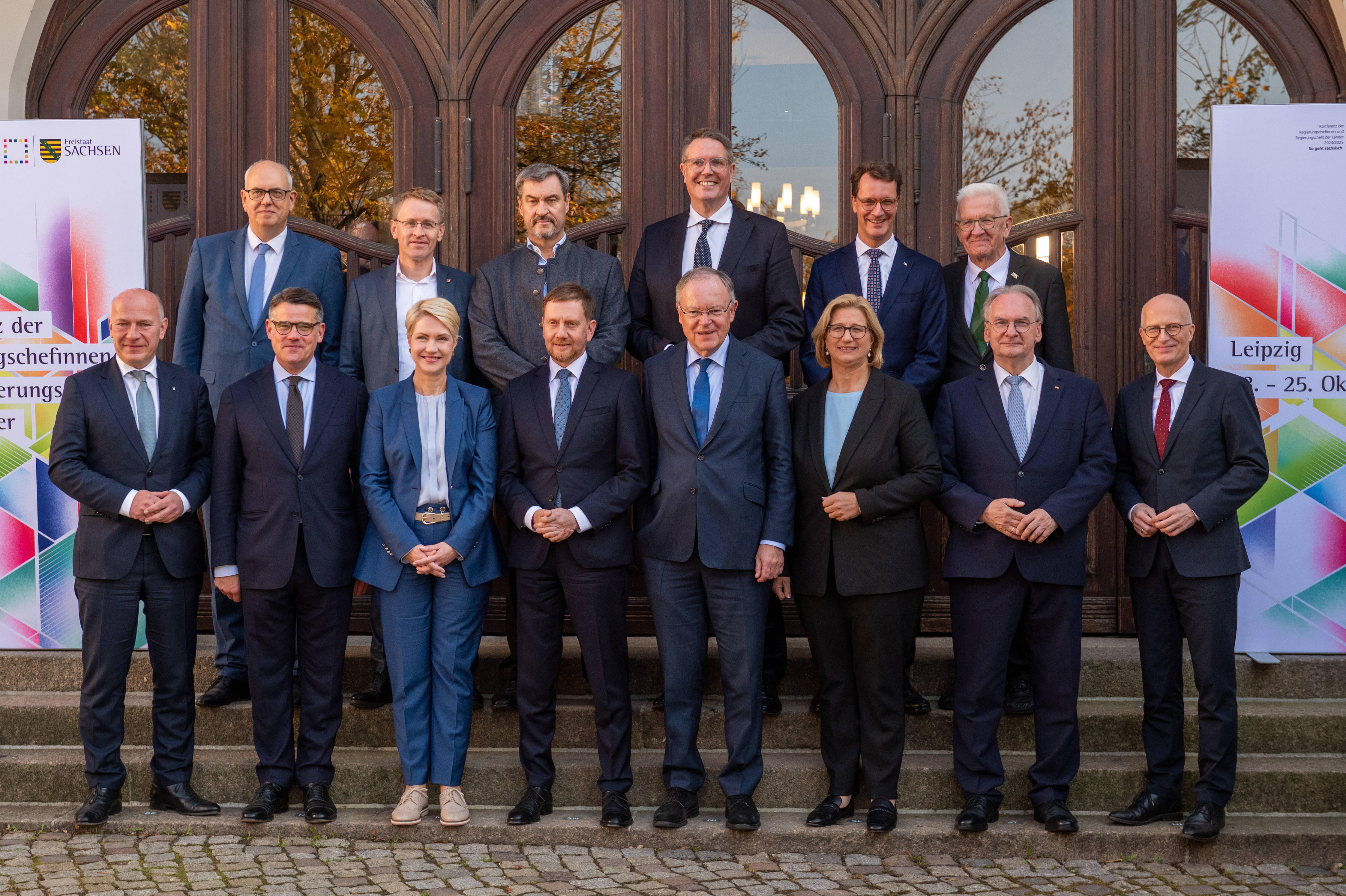 Jahreskonferenz der Ministerpräsidenten in Leipzig: Gastgeber ist Sachsens Ministerpräsident Michael Kretschmer (CDU) (1. Reihe, Mitte), rechts neben ihm Stephan Weil (SPD), Ministerpräsident von Niedersachsen, und Anke Rehlinger (SPD), Ministerpräsidentin des Saarlandes, links neben ihm Manuela Schwesig (SPD), die Ministerpräsidentin von Mecklenburg-Vorpommern und amtierende Präsidentin des Bundesrates