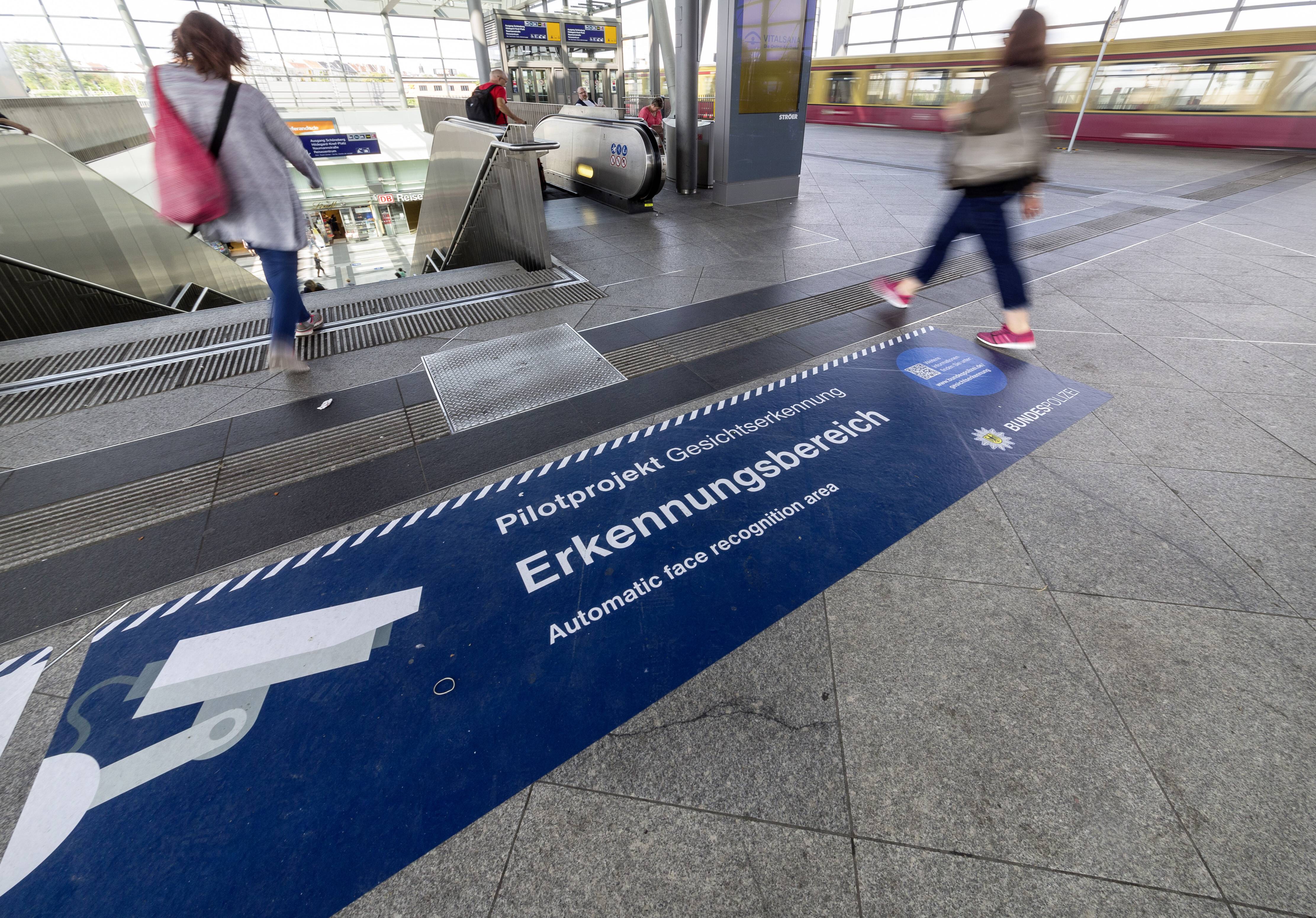 Überwachungskameras an einem Bahnhof