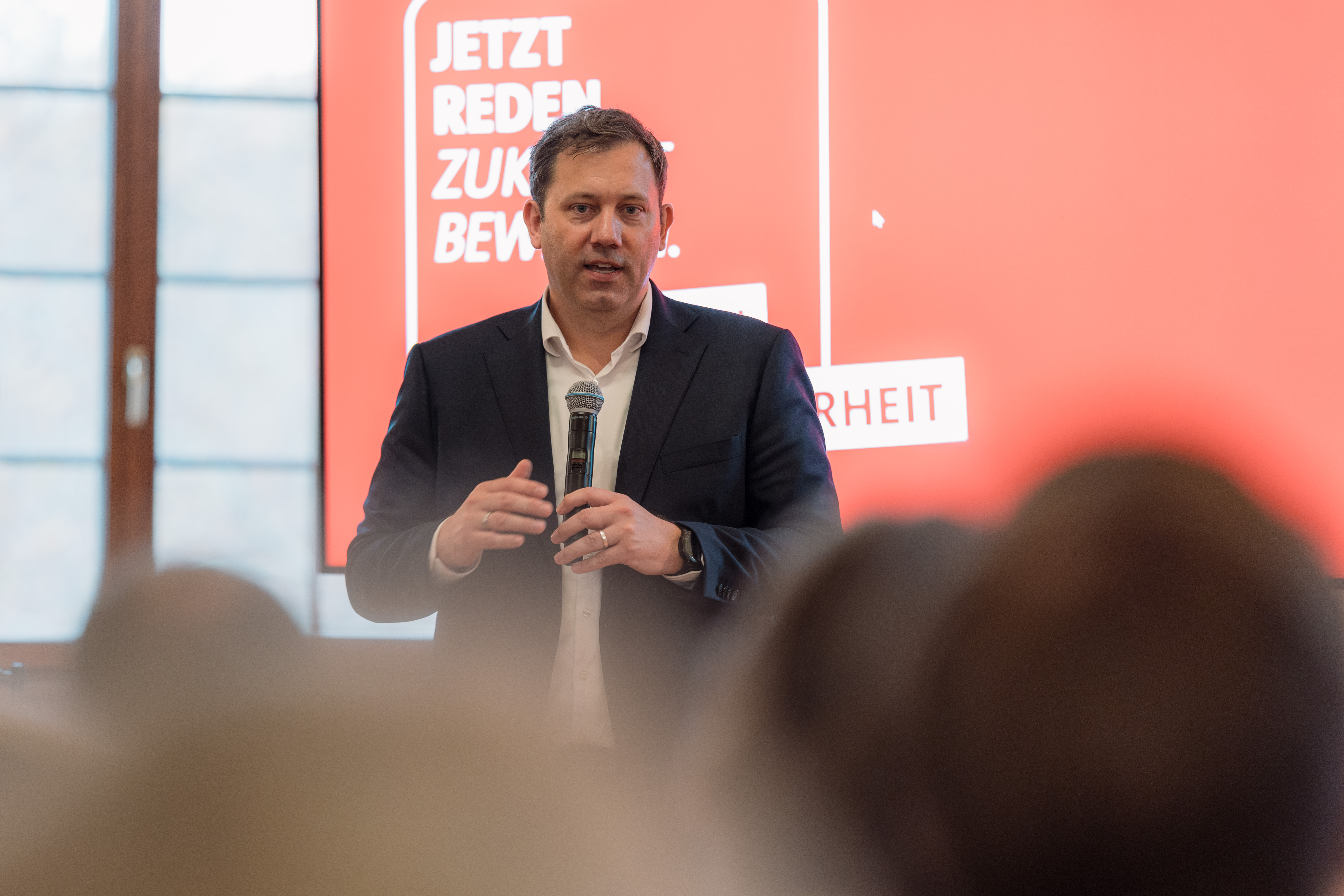 Lars Klingbeil diskutiert bei der SPD-Dialogkonferenz in Mainz mit Parteimitgliedern.