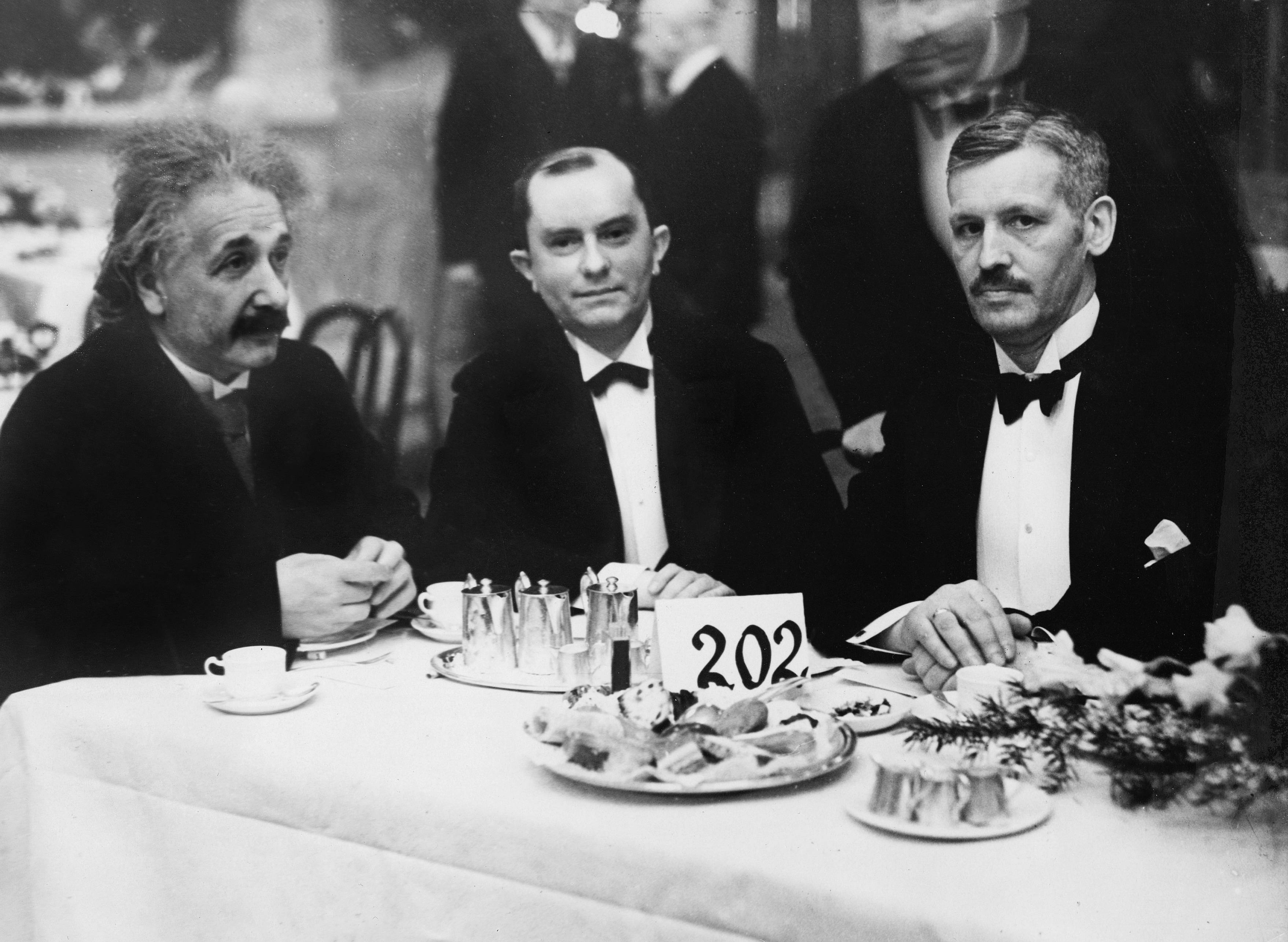 In bester Gesellschaft: Rudolf Breitscheid im April 1930 mit Albert Einstein und dem früheren Finanzminister Peter Reinhold in Berlin