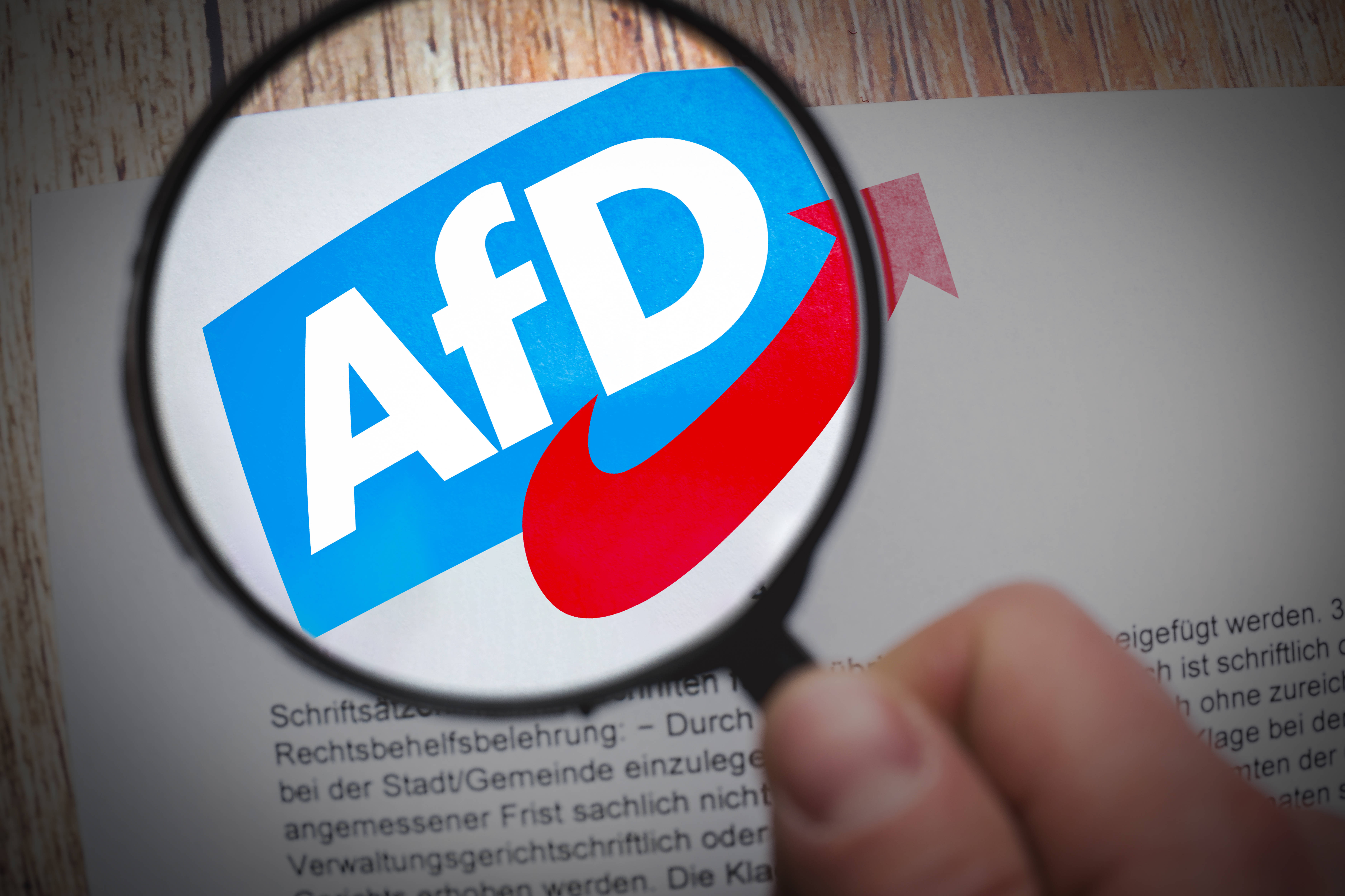 ist die AfD verfassungswidrig? Ein fraktionsübergreifender Antrag im Bundestag will eine Prüfung beim Bundesverfassungsgericht beantragen.