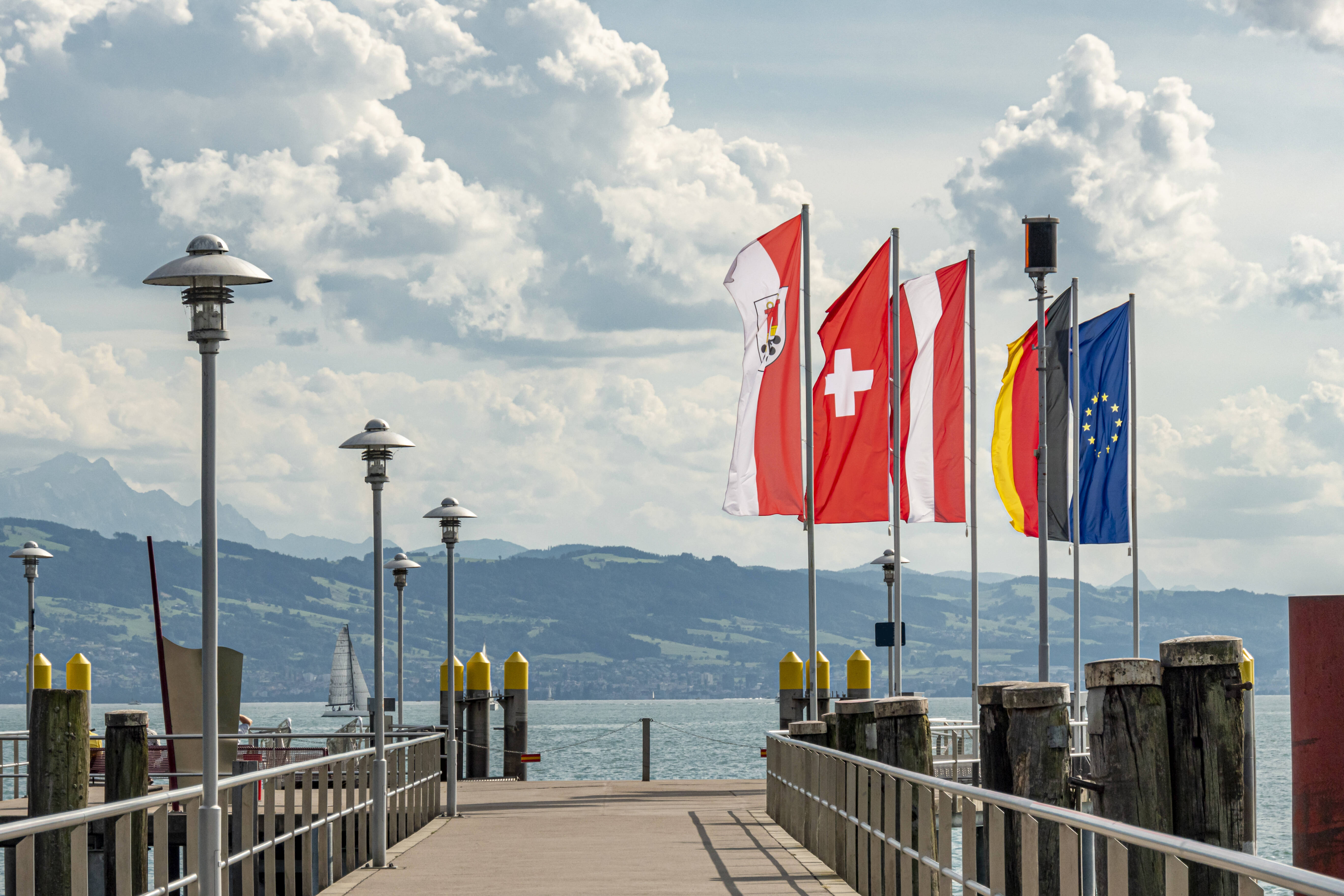 Flaggen der Schweiz und anderer Länder sowie der EU am Bodensee