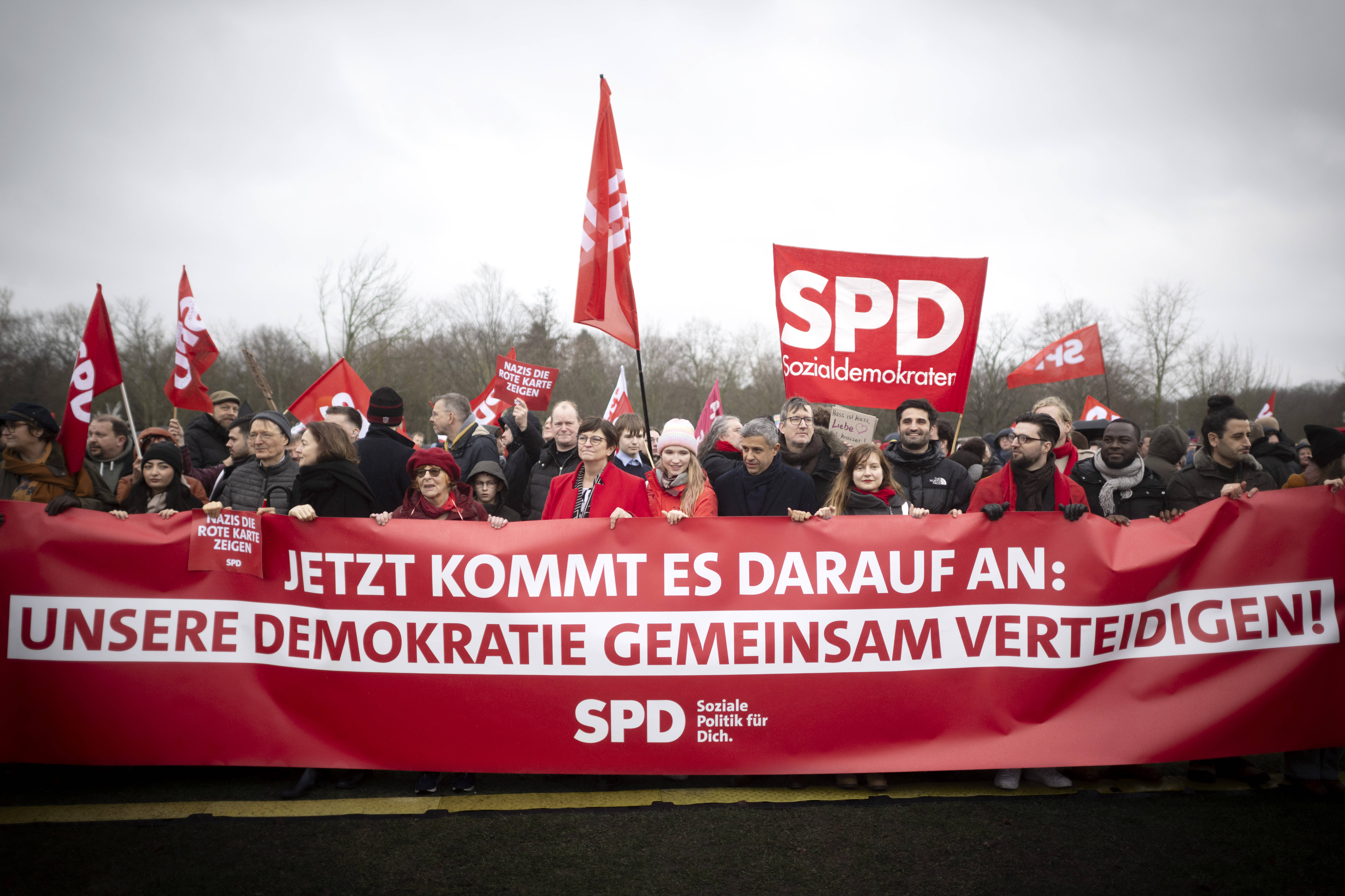 Im März demonstrierten Genoss*innen auf einer Demo gegen Rechts  in Berlin für mehr Zusammenhalt in der Gesellschaft.