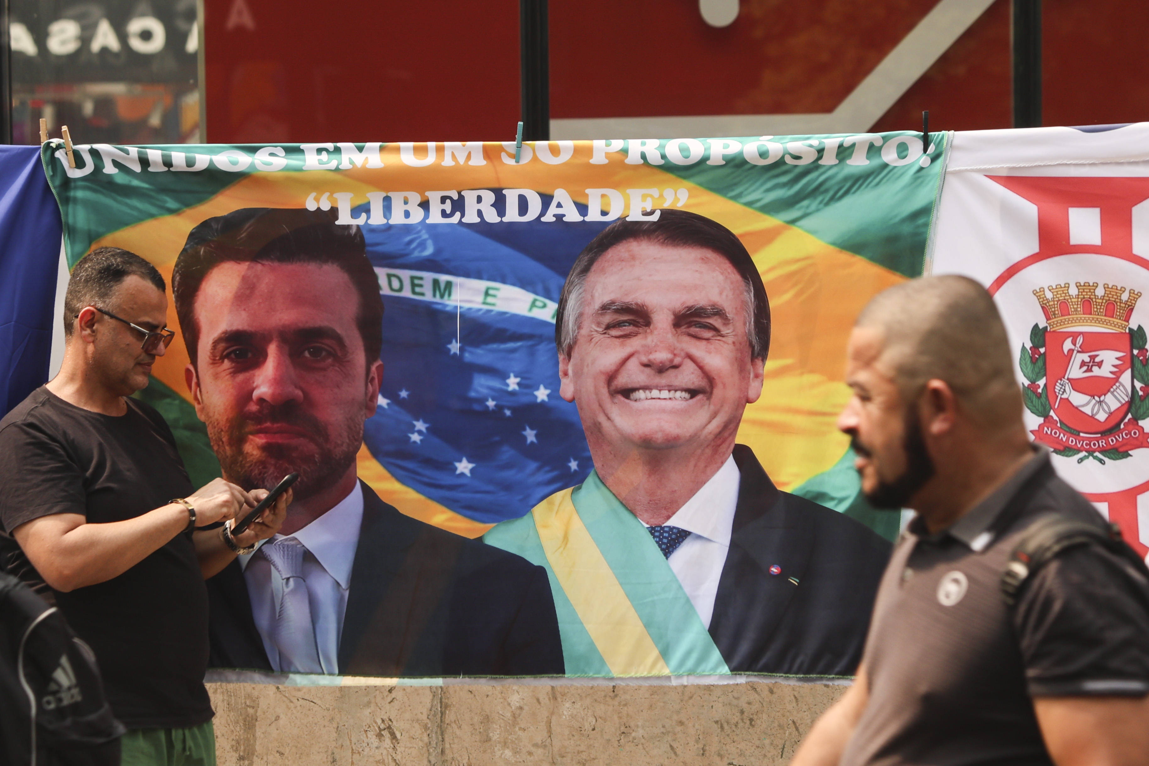 Eigentlich ist Ex-Präsident Jair Bolsonaro für acht Jahre von allen politischen Ämtern gesperrt. Er erfährt jedoch weiterhin viel Unterstützung.