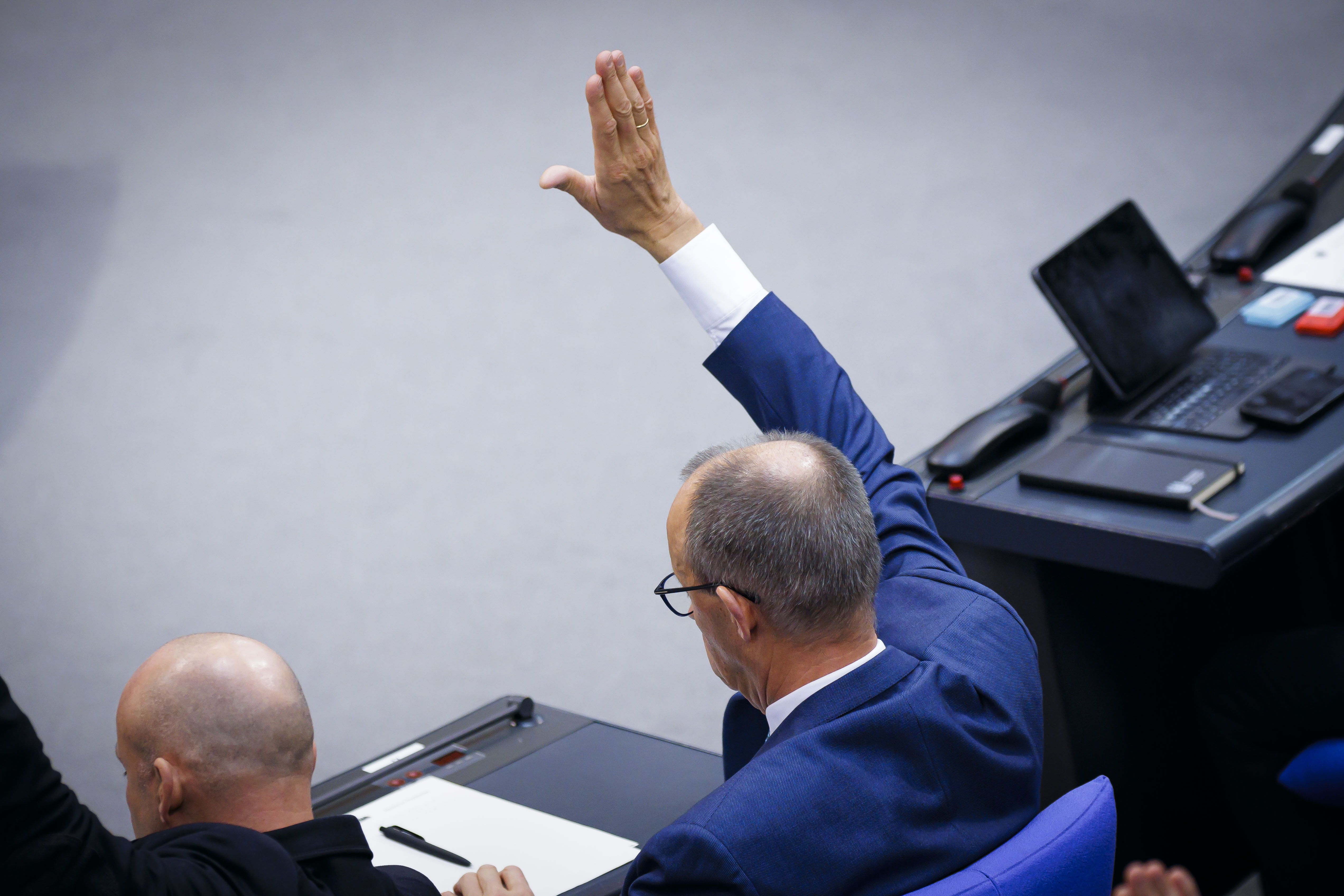 Friedrich Merz im Bundestag: Plötzlich stimmt er doch zu.