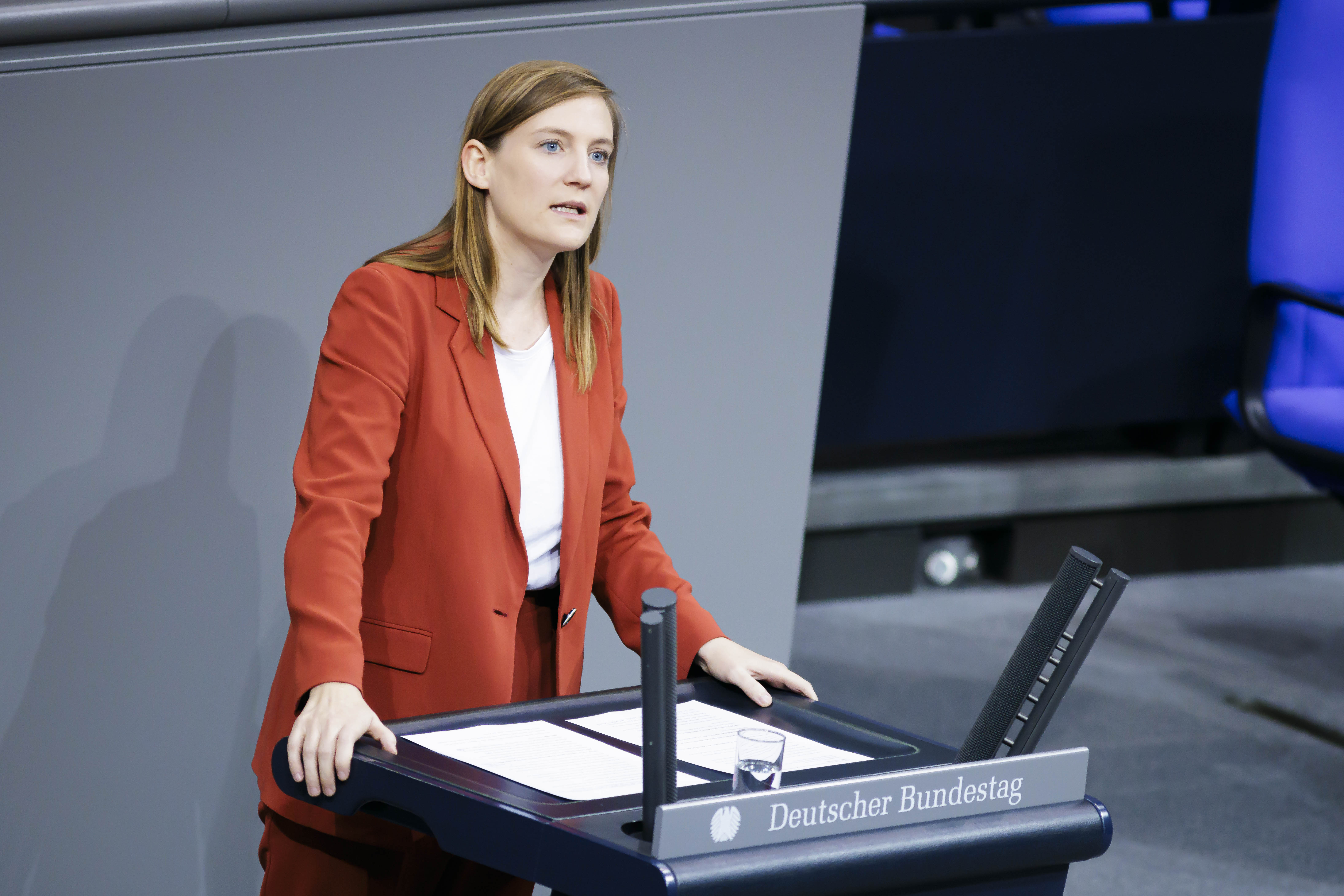 Die SPD-Abgeordnete Carmen Wegge spricht im Bundestag.