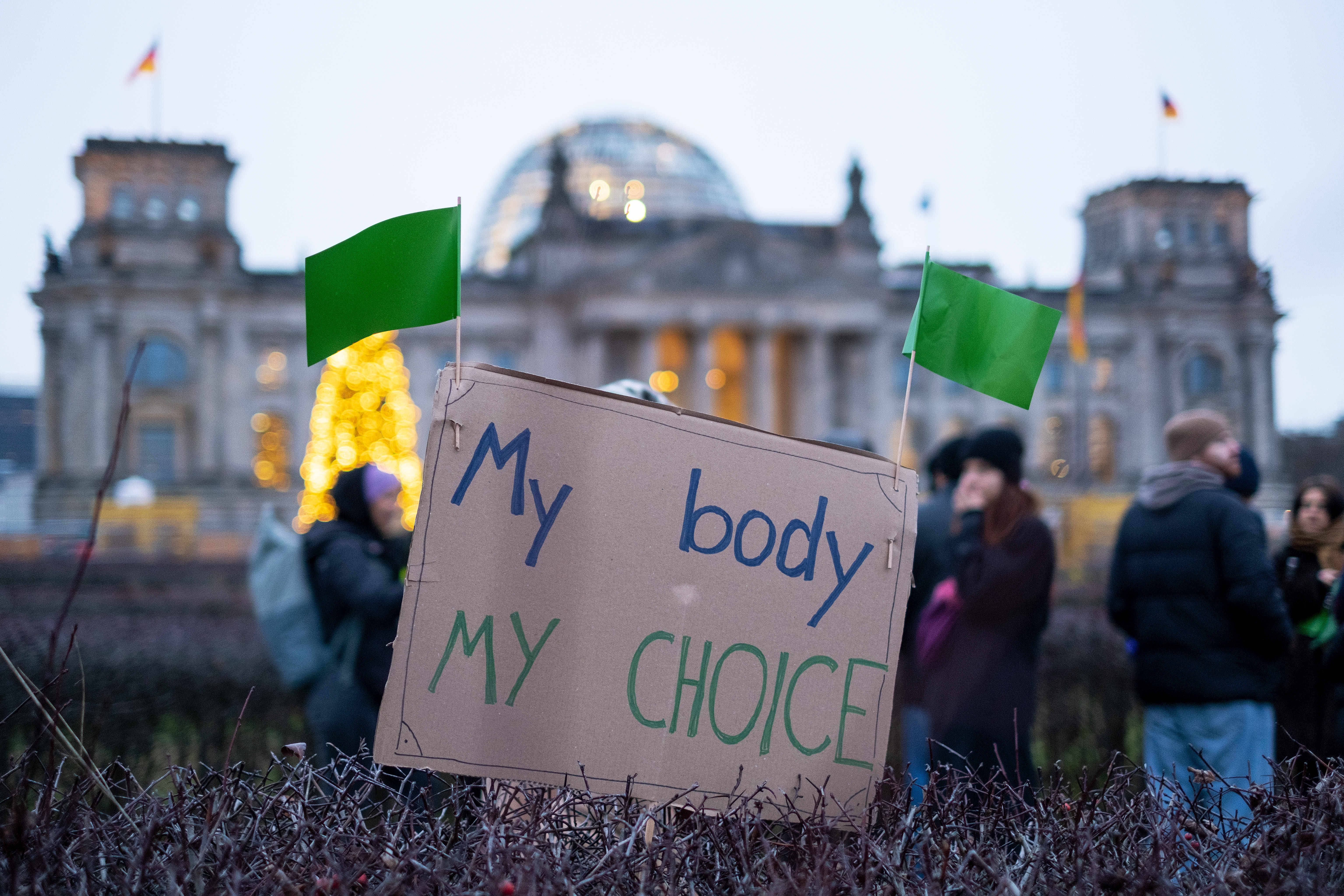 Tausende Menschen demonstrieren in Berlin vor dem Bundestag für eine Liberalisierung des Abtreibungsrechtes.