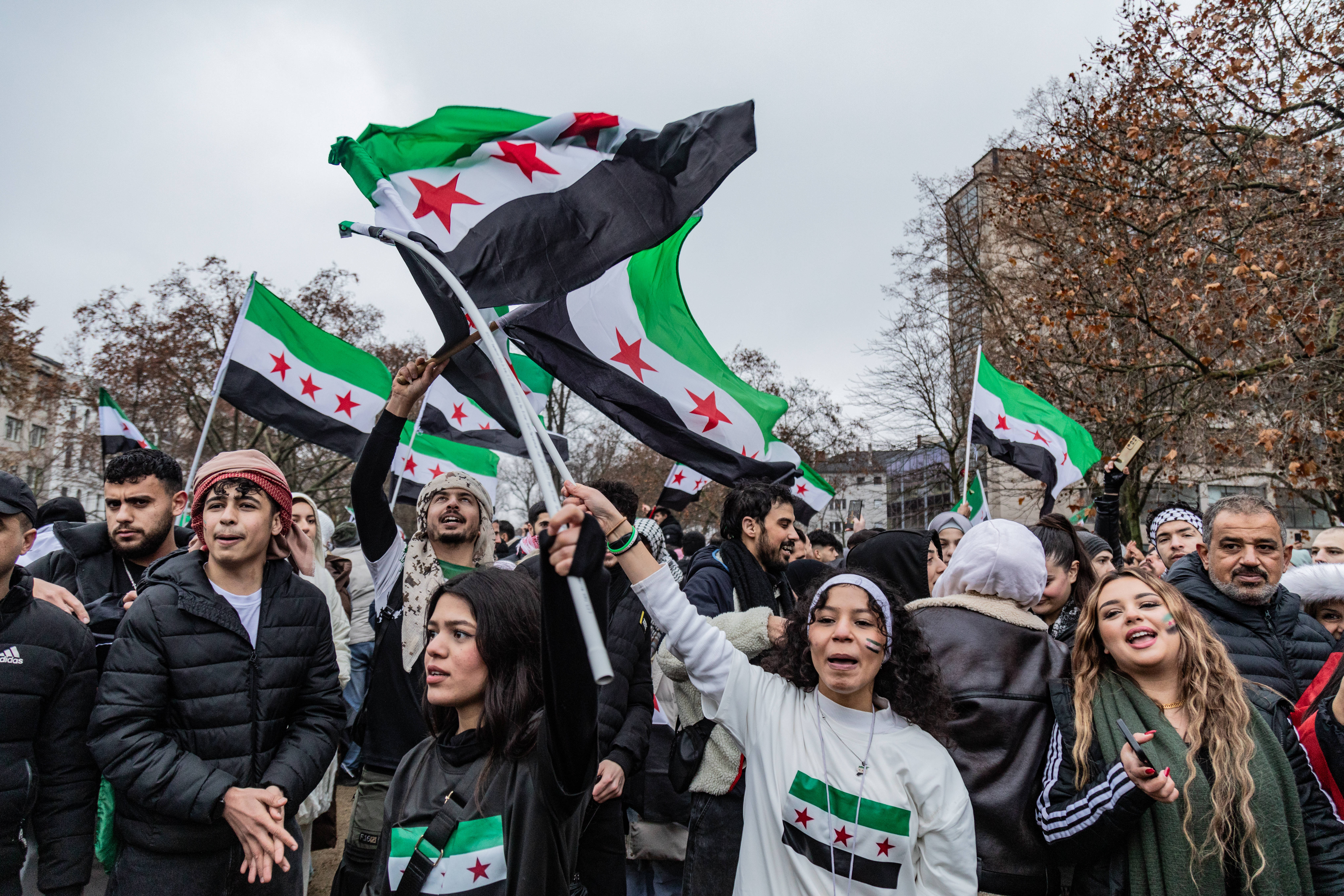 Exil-Syrer*innen in Berlin bejubeln das Ende des Assad-Regimes.