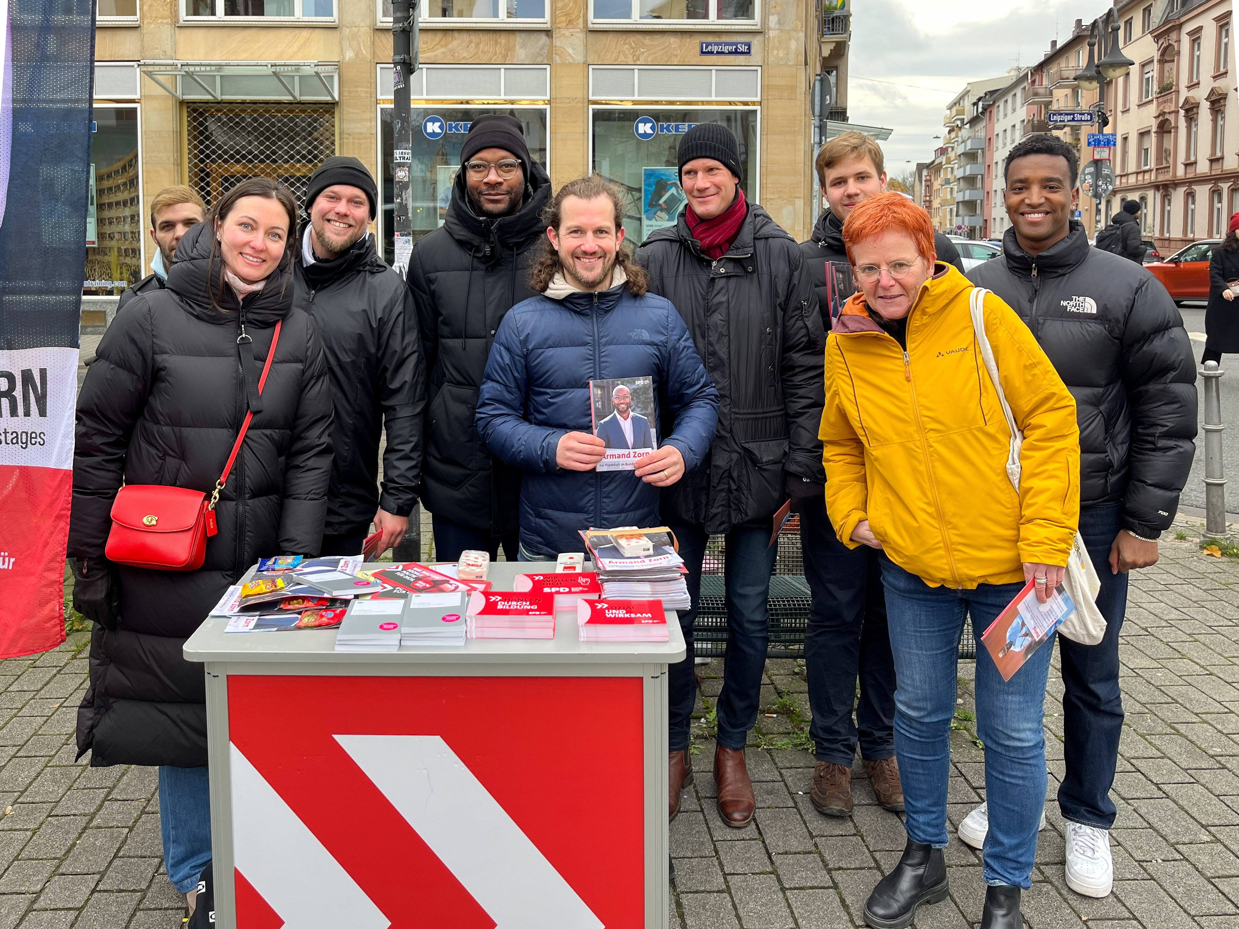 Lust auf Wahlkampf: Die SPD im Frankfurter Stadtteil Bockenheim mit ihrem Bundestagsabgeordneten Armand Zorn.