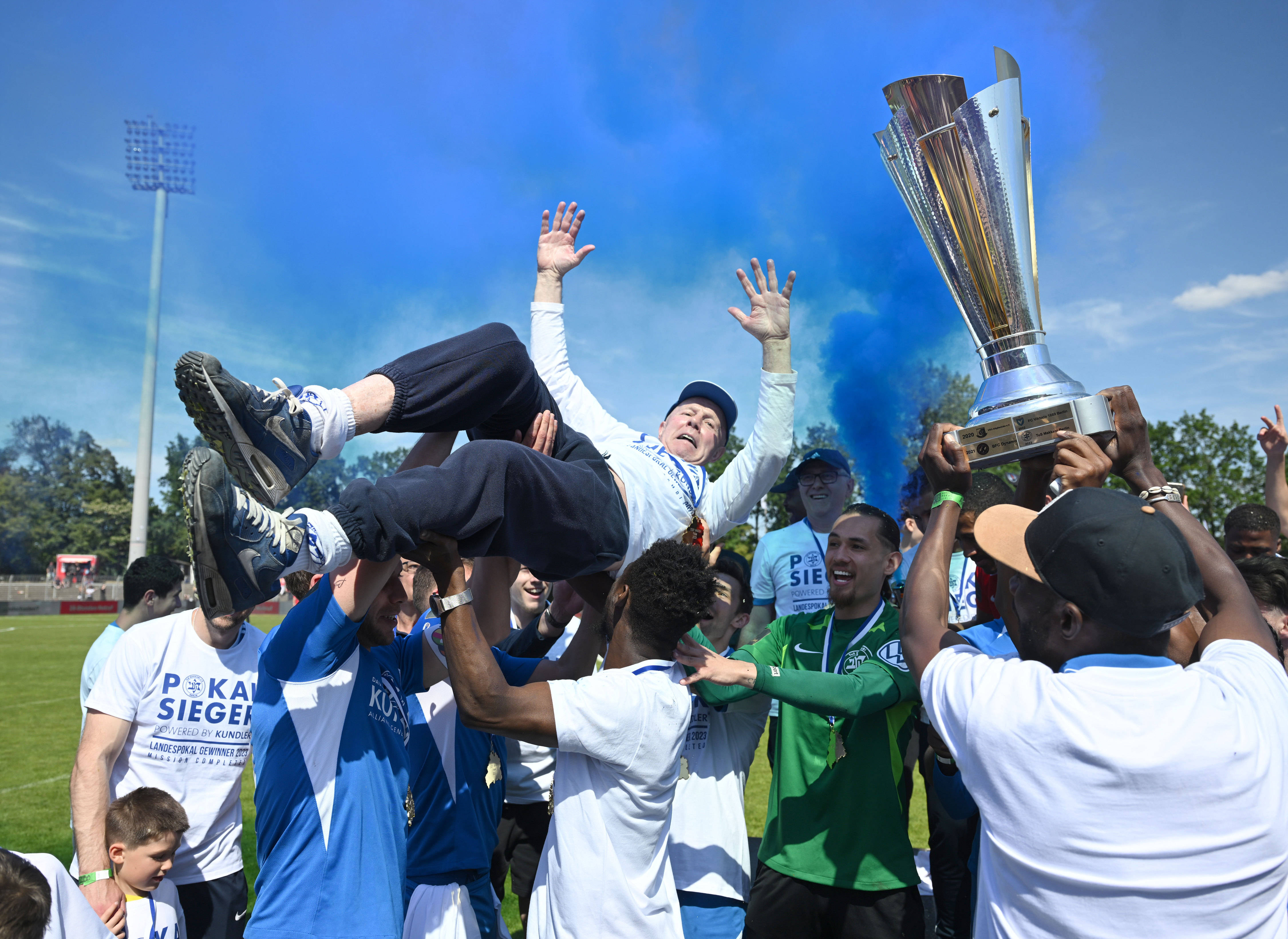 Sport ohne Bedrohungen: Makkabi Berlin bejubelt den Gewinn des Berliner Fußball-Landespokals im Sommer 2023.