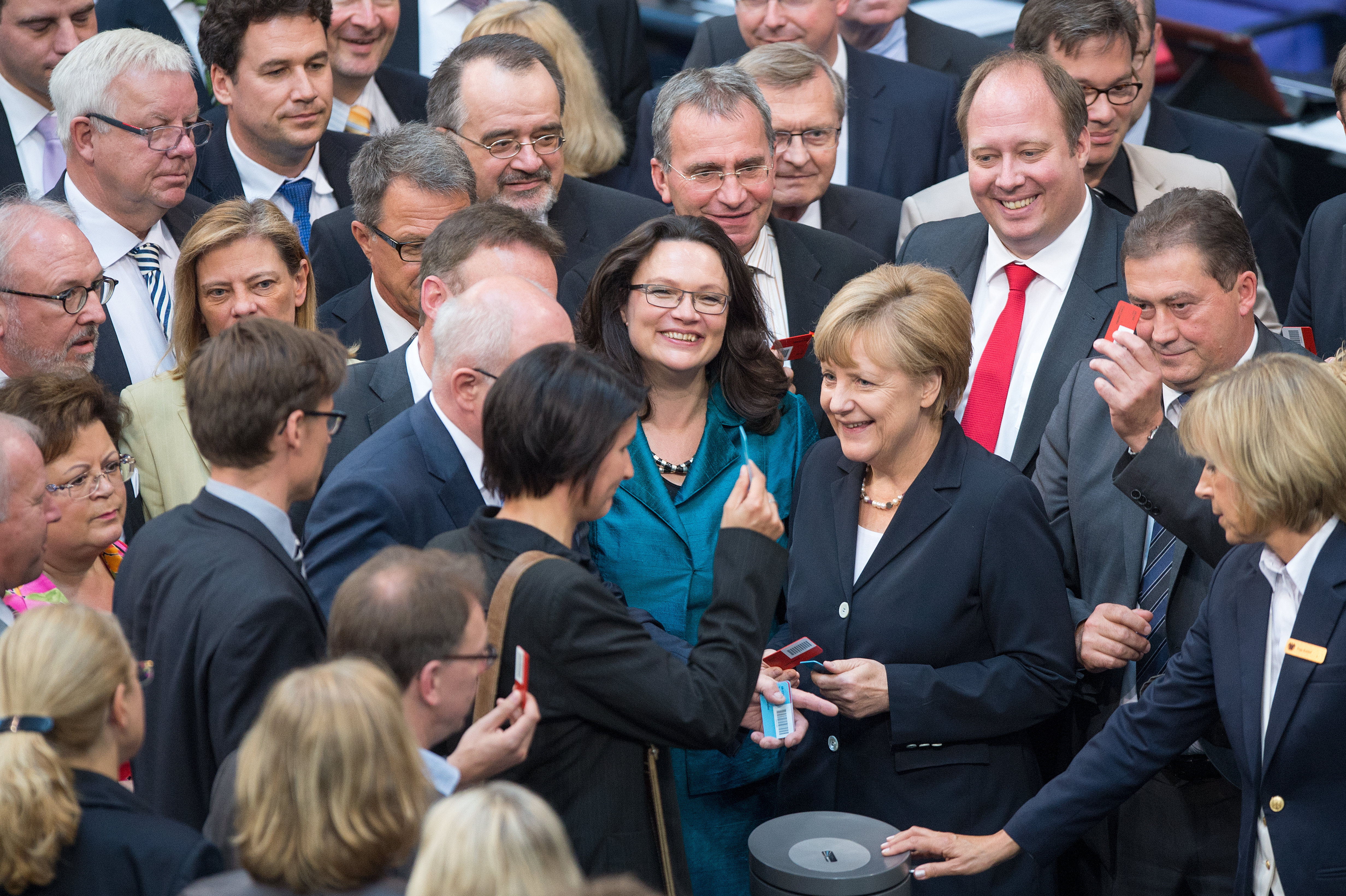 Entscheidung im Bundestag: Am 3. Juli 2014 stimmt das Parlament dem Mindestlohngesetz zu, an der Wahlurne Bundesarbeitsministerin Andrea Nahles (l.) und Bundeskanzlerin Angela Merkel (r.).