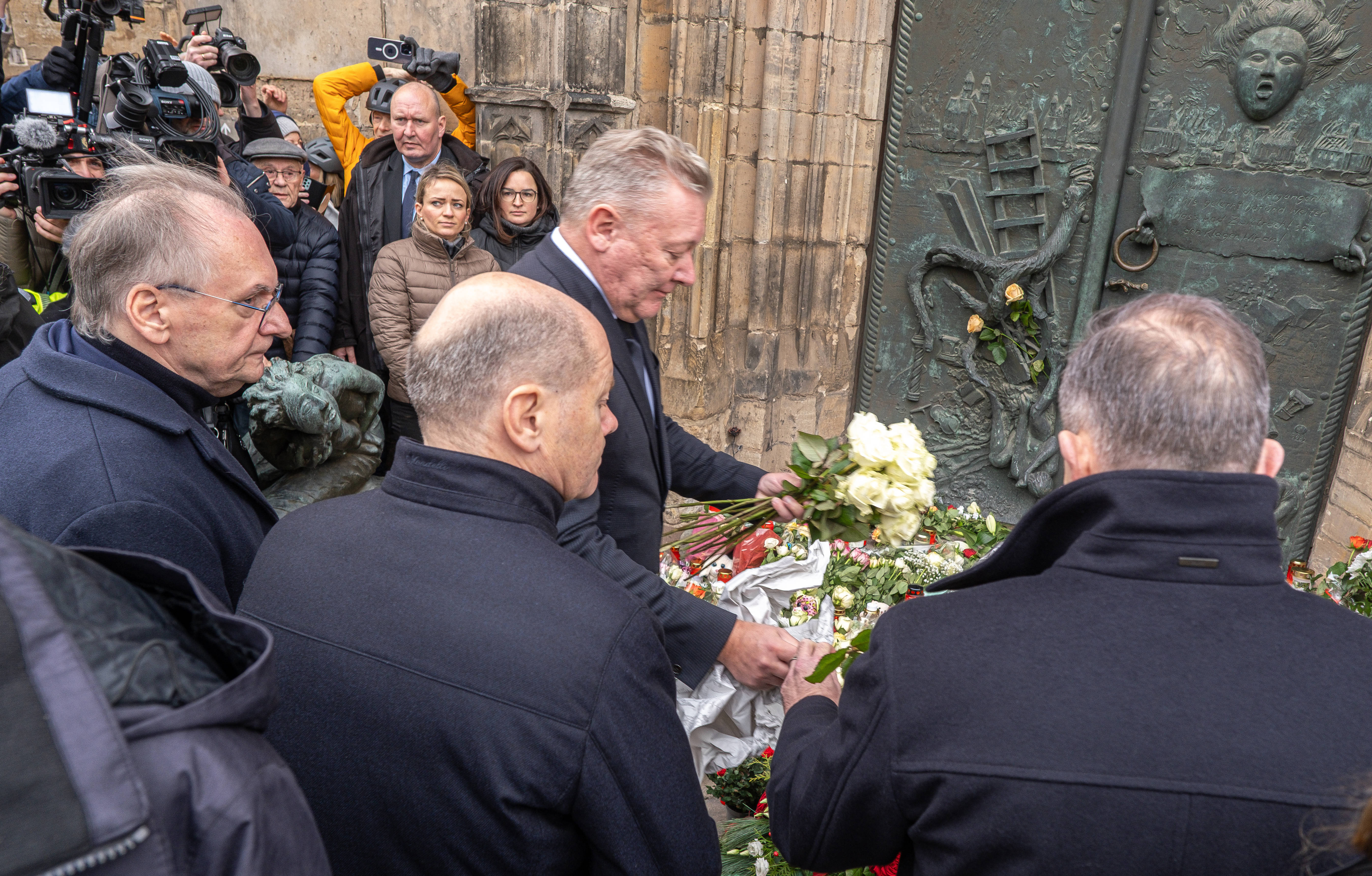 Gemeinsam mit Sachsen-Anhalts Ministerpräsident Reiner Haseloff legte Bundeskanzler Olaf Scholz Blumen am Ort des Anschlags in Magdeburg ab.