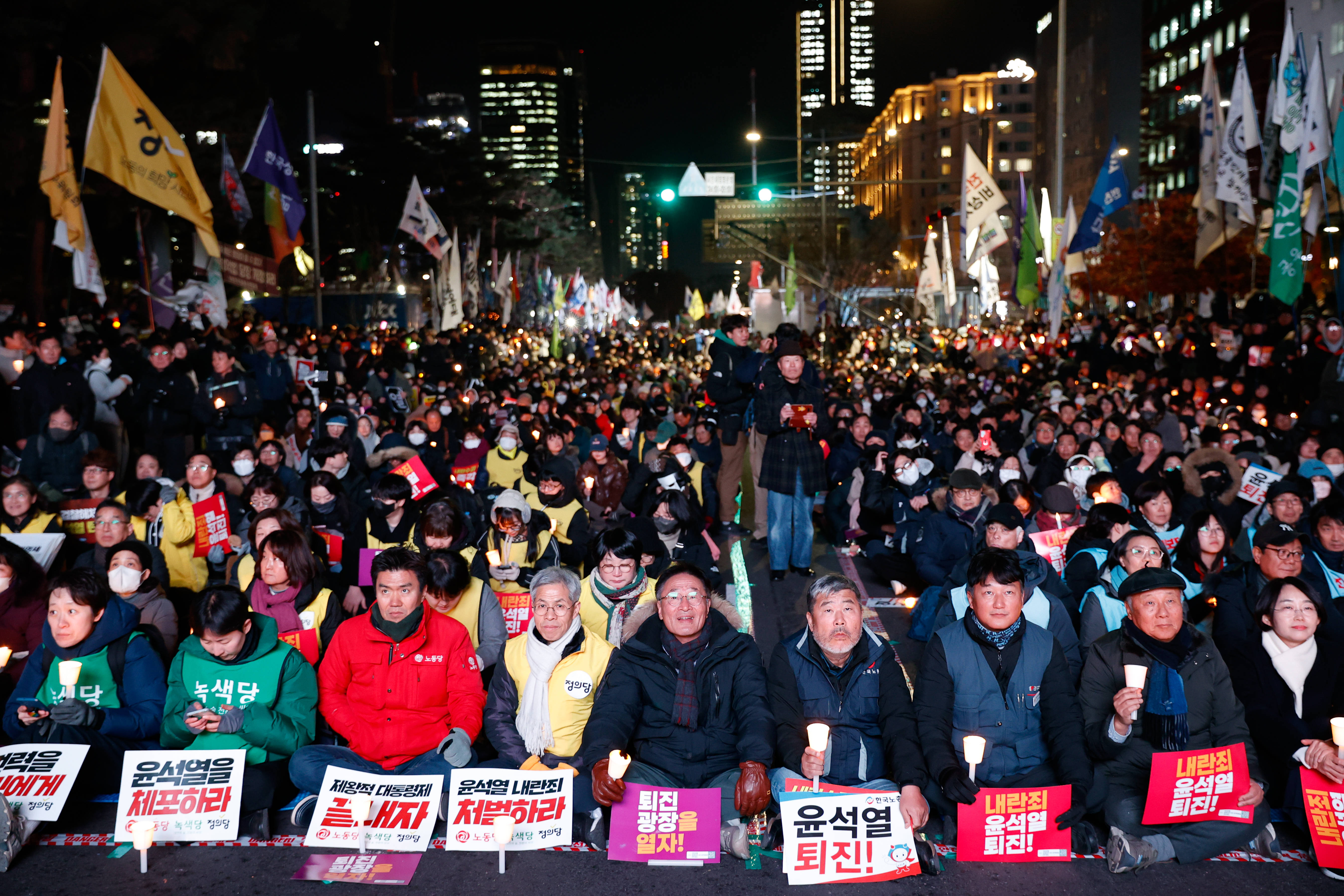 Tausende Menschen demonstrieren in der südkoreanischen Hauptstadt Seoul, der in dieser Woche das Kriegsrecht ausgerufen hatte.