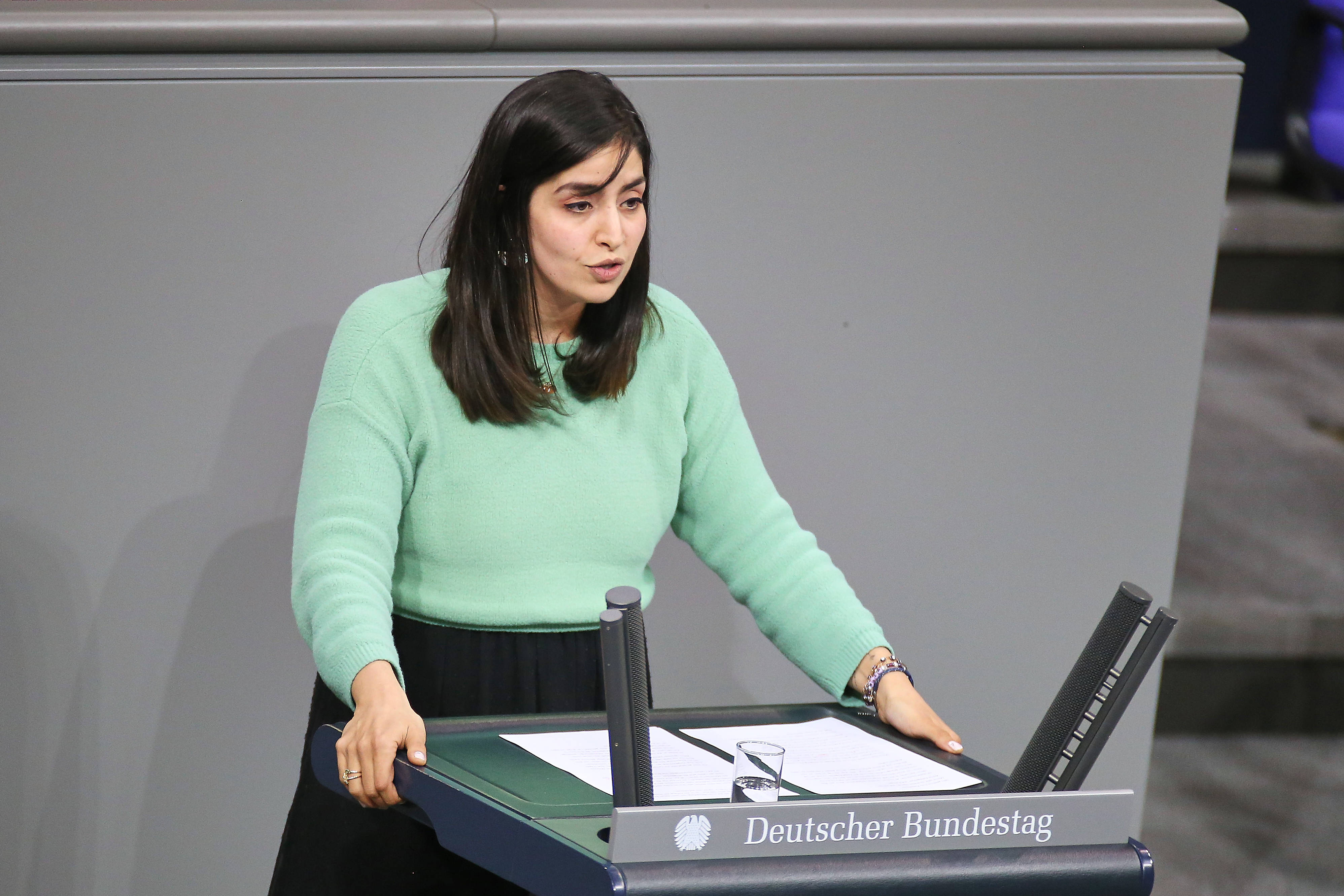 Die SPD-Abgeordnete Rasha Nasr spricht während der Aktuellen Stunde im Bundestag.