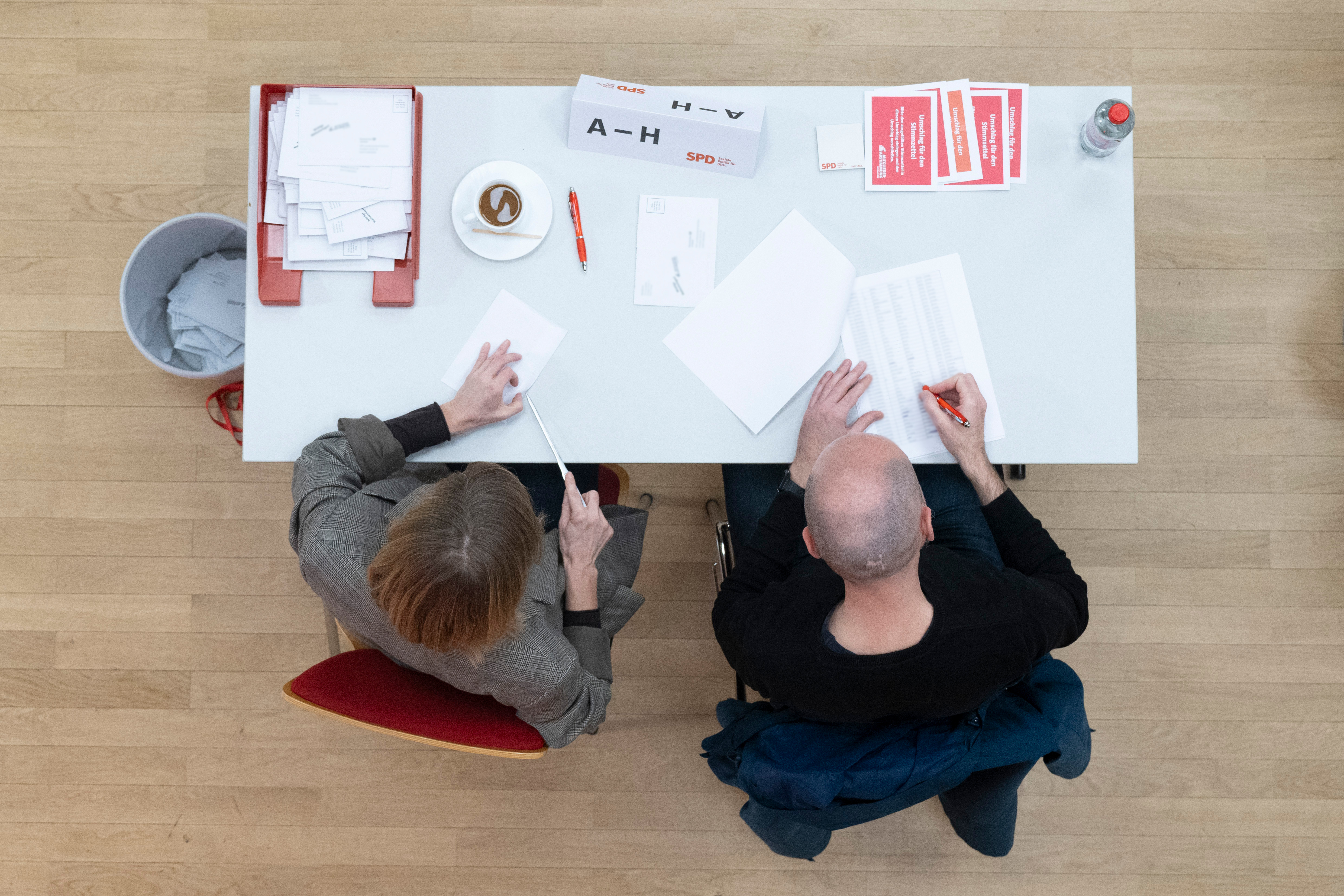 Mitglieder der SPD Sachsen bei der Auszählung der Stimmen 