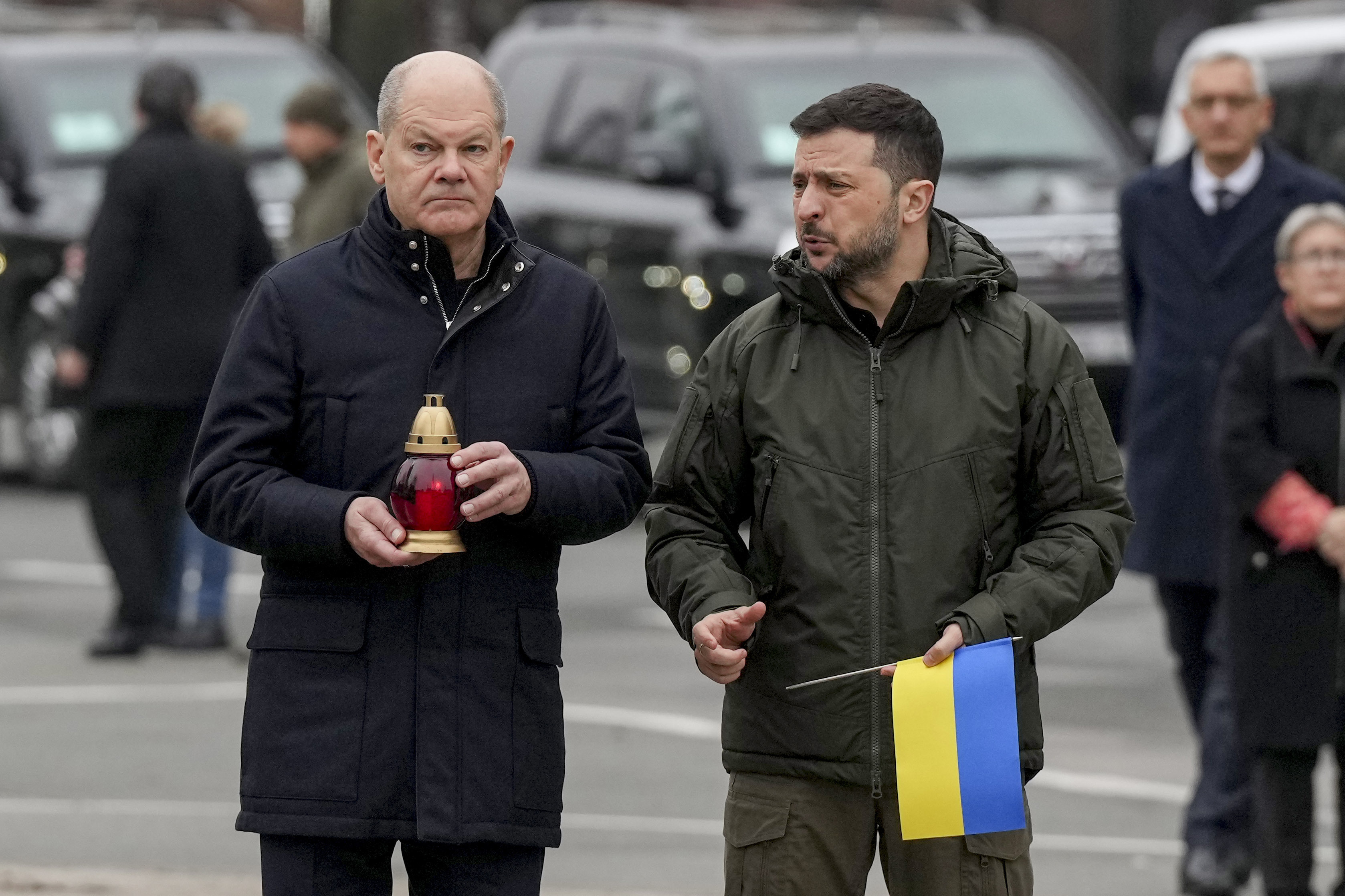 Zeichen der Unterstützung: Am Montag nahmen Bundeskanzler Olaf Scholz und der ukrainische Präsident Wolodymyr Selenskyj an einer Zeremonie zur Ehrung gefallener Soldaten in Kiew teil.