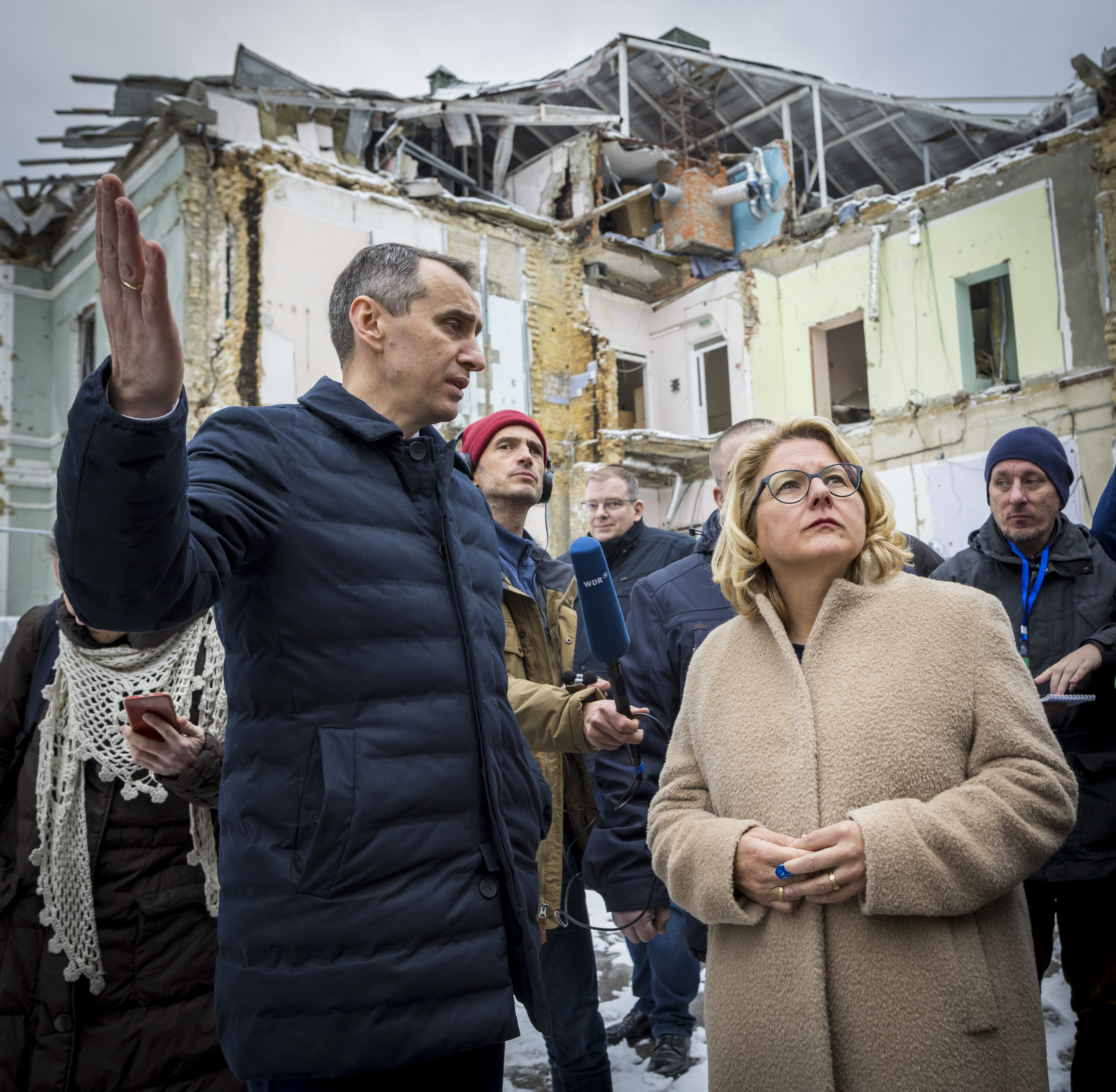 Gespürt, wie dieser Krieg an den Menschen nagt: Svenja Schulz mit dem ukrainischen Gesundheitsminister Viktor Liashko beim Kinderkrankenhauses Okhmatdyt, das im Sommer von Russland angegriffen wurde