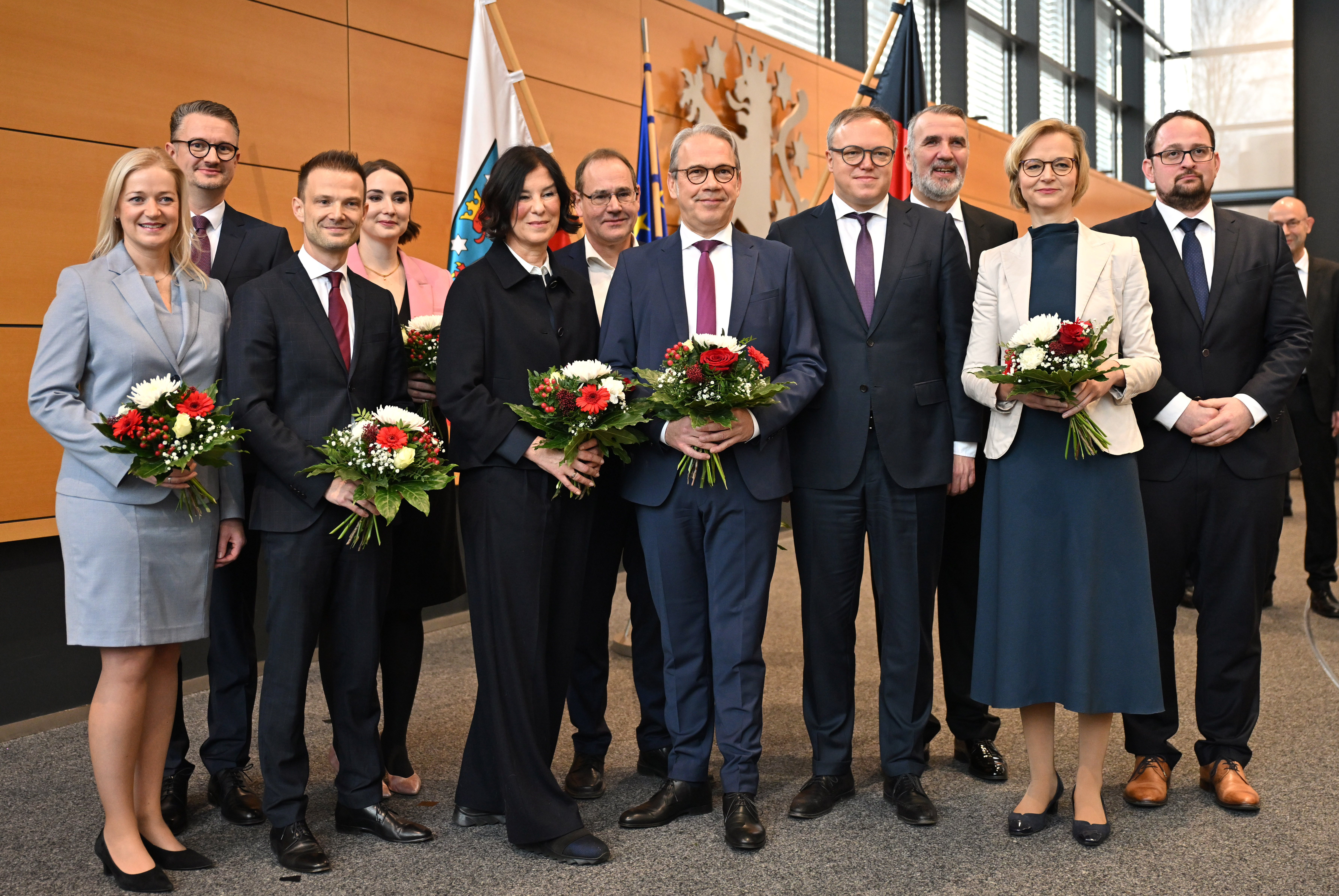 Thüringens Ministerpräsident Mario Voigt mit seinem Kabinett