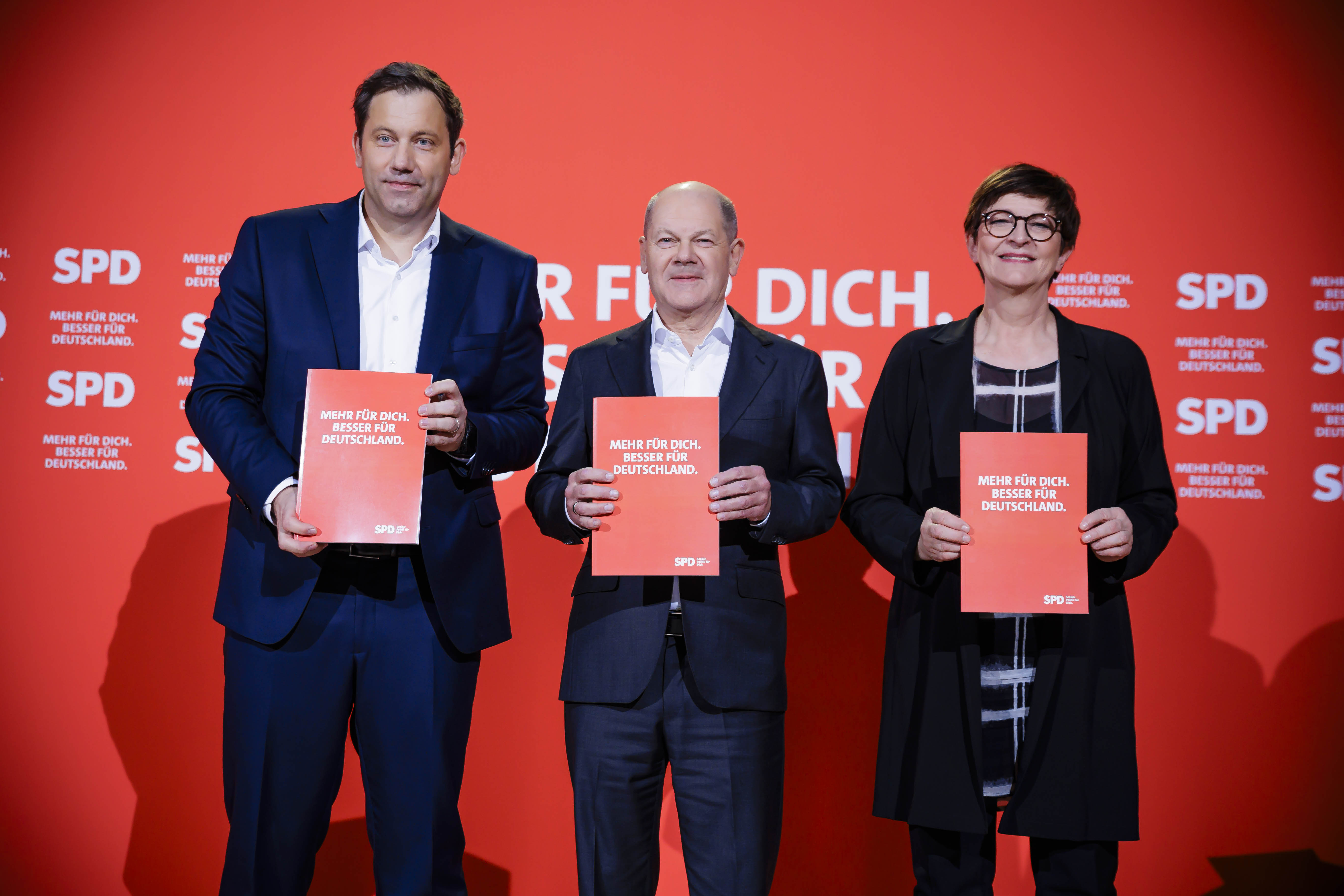 Lars Klingbeil, Olaf Scholz und Saskia Esken präsentieren das Wahlprogramm der SPD.