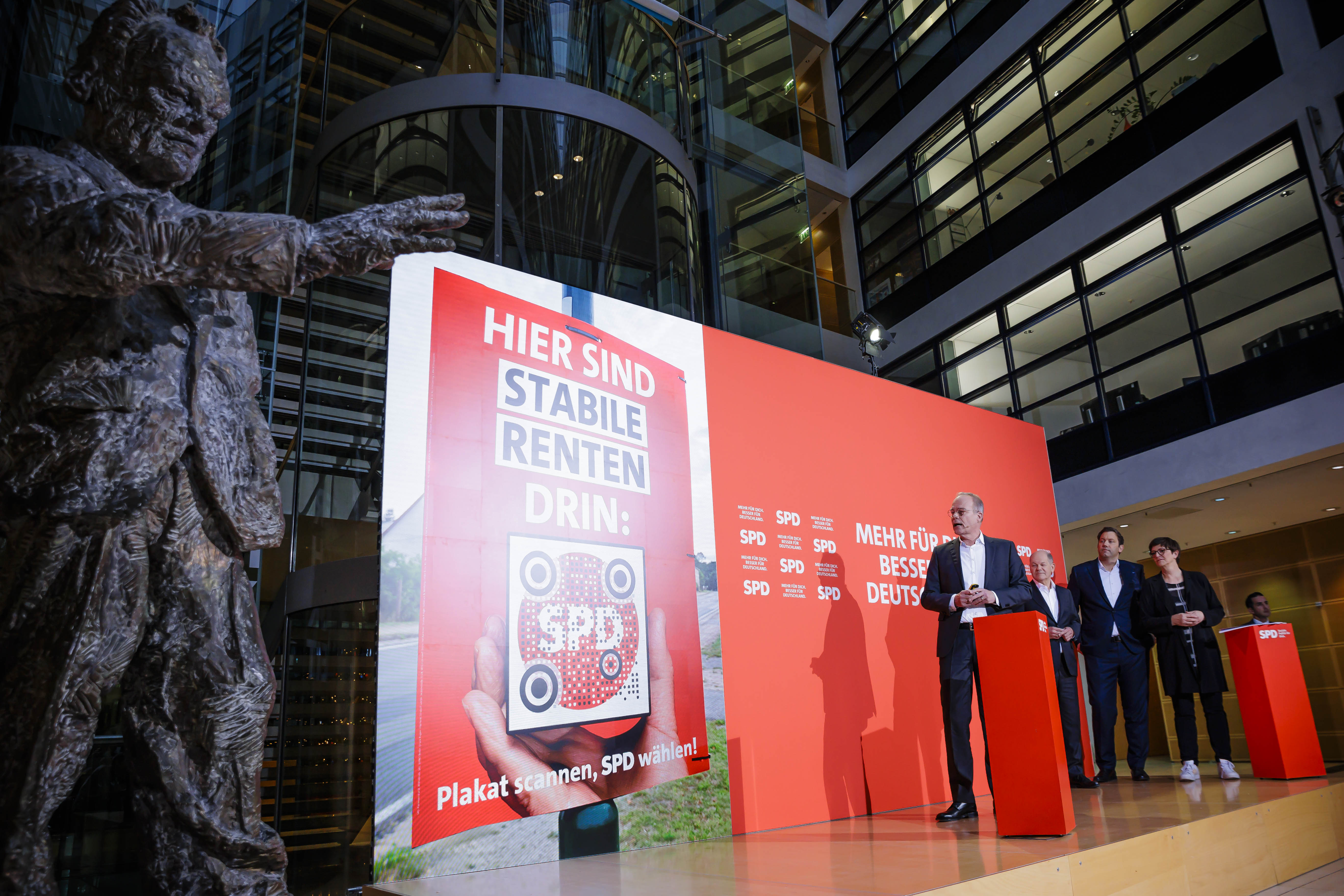 Die SPD setze diesmal auf den „digitalsten Wahlkampf aller Zeiten“, erklärt Generalsekretär Matthias Miersch bei der Kampagnenpräsentation im Willy-Brandt-Haus.