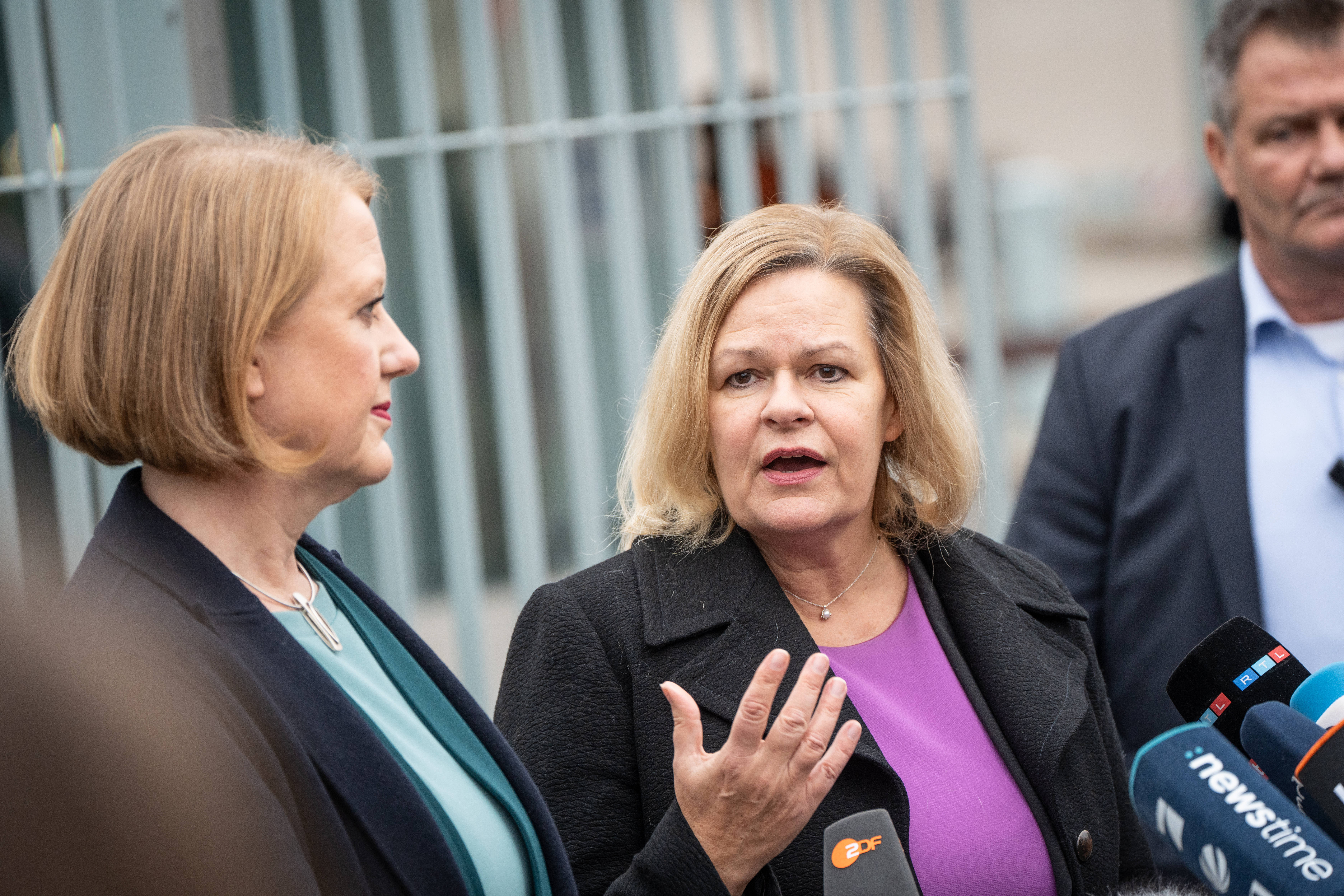 Bundesinnenministerin Nancy Faeser (SPD, rechts) und Bundesfrauenministerin Lisa Paus haben einen Aktionsplan gegen Gewalt vorgestellt.