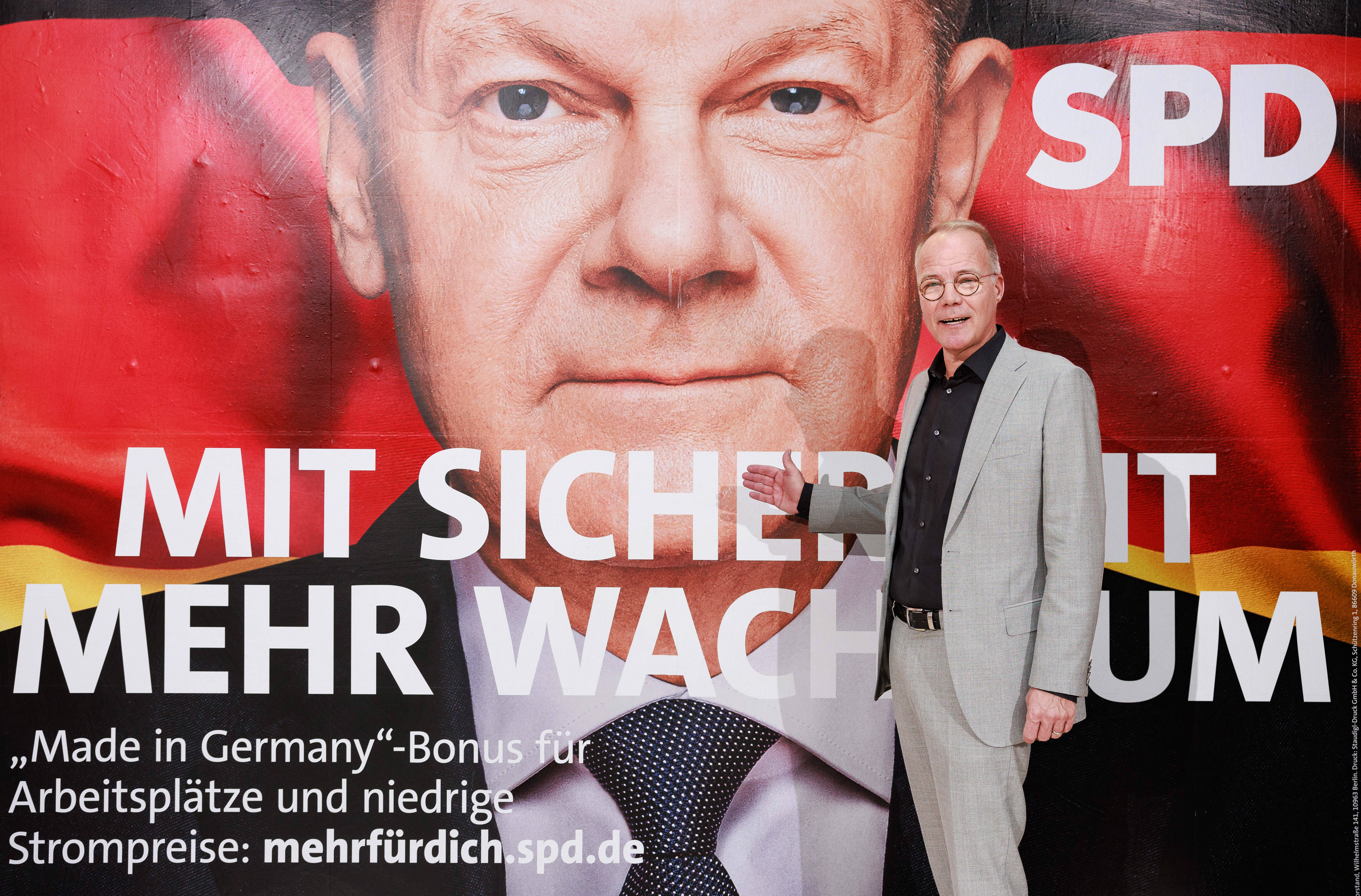 Matthias Miersch mit Wahlplakaten der SPD