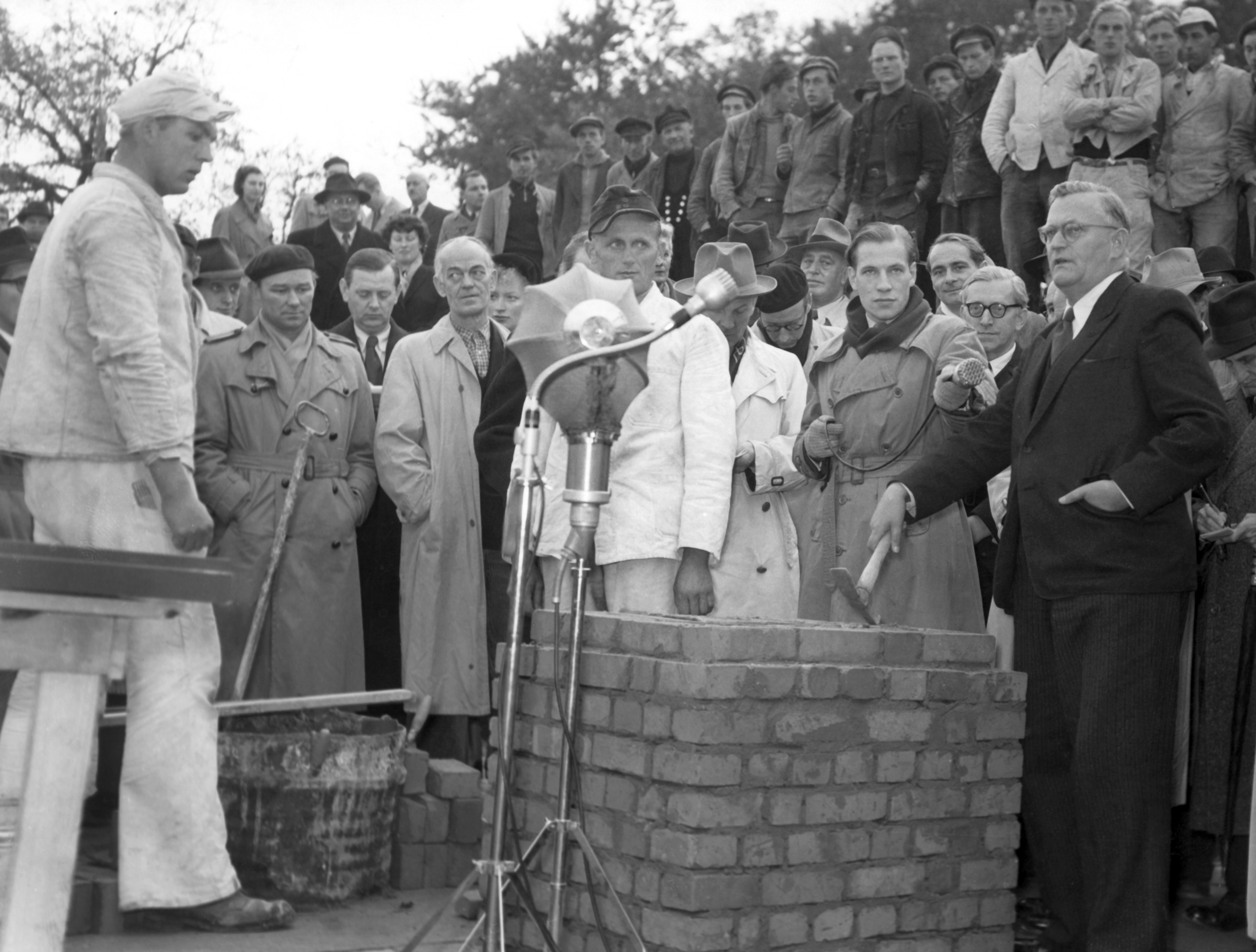 Den öffentlich-rechtlichen Rundfunk entscheidend mitgeprägt: Adolf Grimme bei der Grundsteinlegung für das NWDR-Fernsehstudio in Hamburg-Lokstedt im Oktober 1952