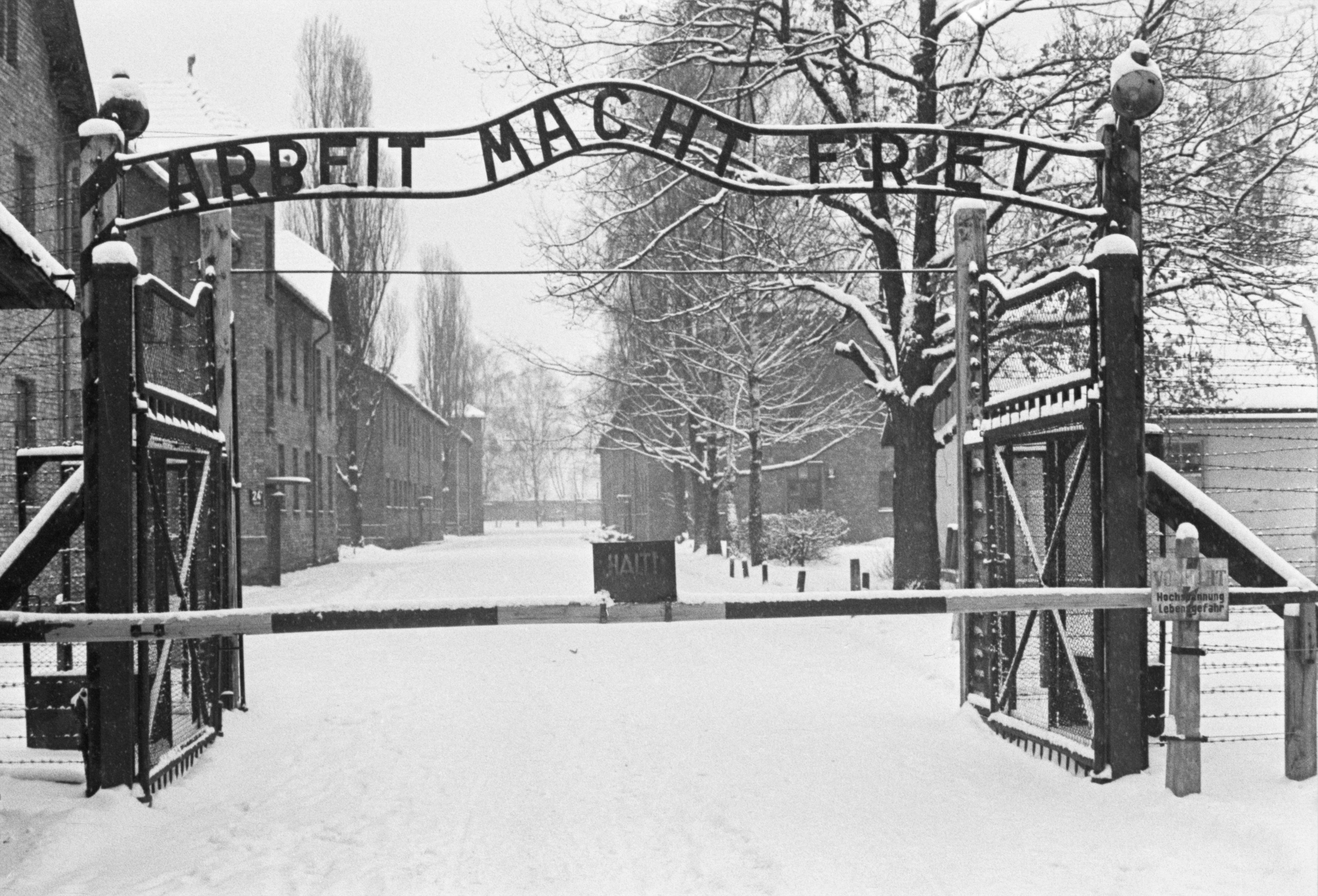 Erinnerung an den NS-Terror: das Eingangstor der Vernichtslagers Auschwitz-Birkenau