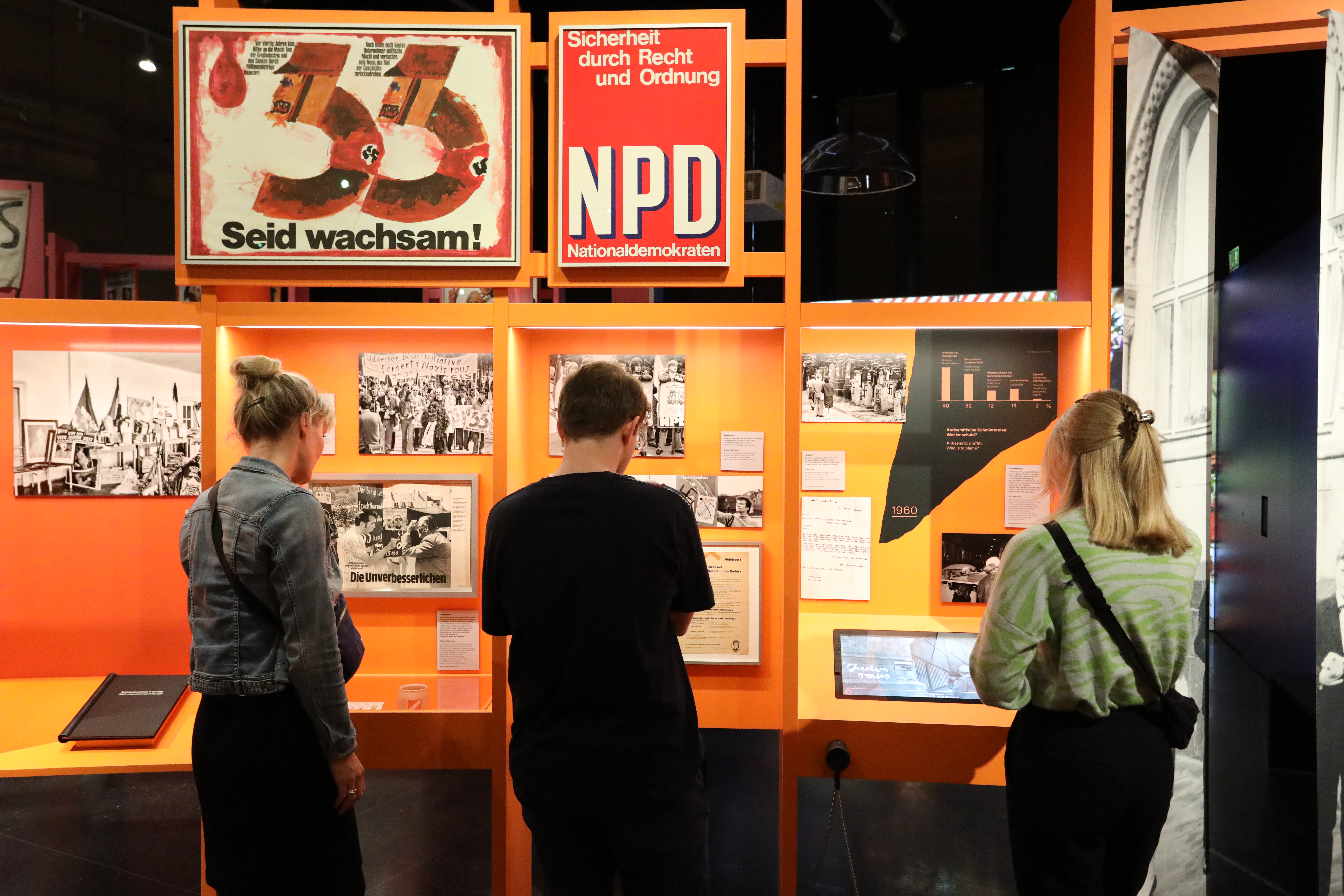 Die Ausstellung „Nach Hitler“ zeigt die Auseinandersetzung mit dem Nationalsozialismus aus der Perspektive von vier Generationen.