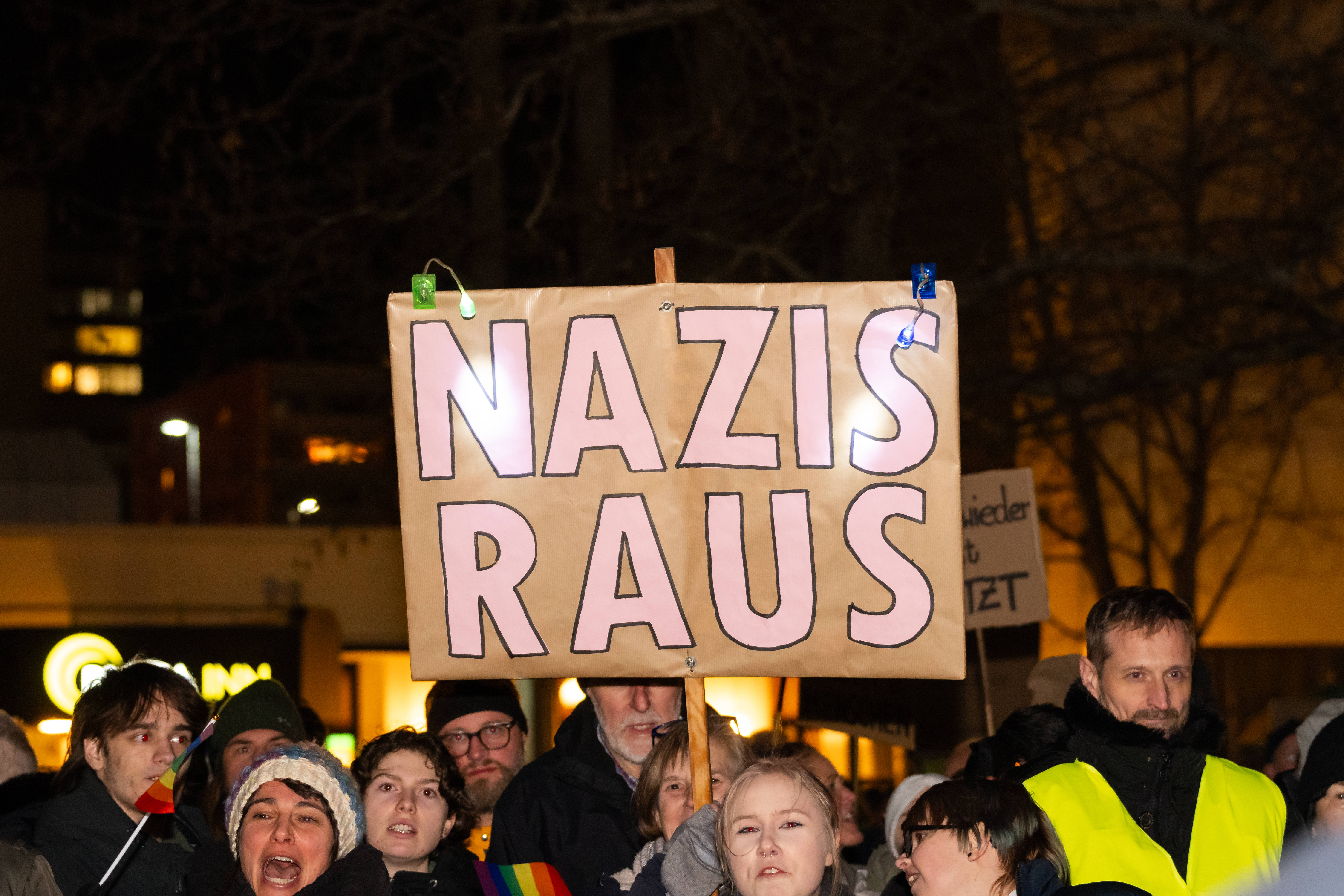 Im baden-württembergischen Leonberg demonstrieren Menschen gegen Rechtsextremismus und die AfD.