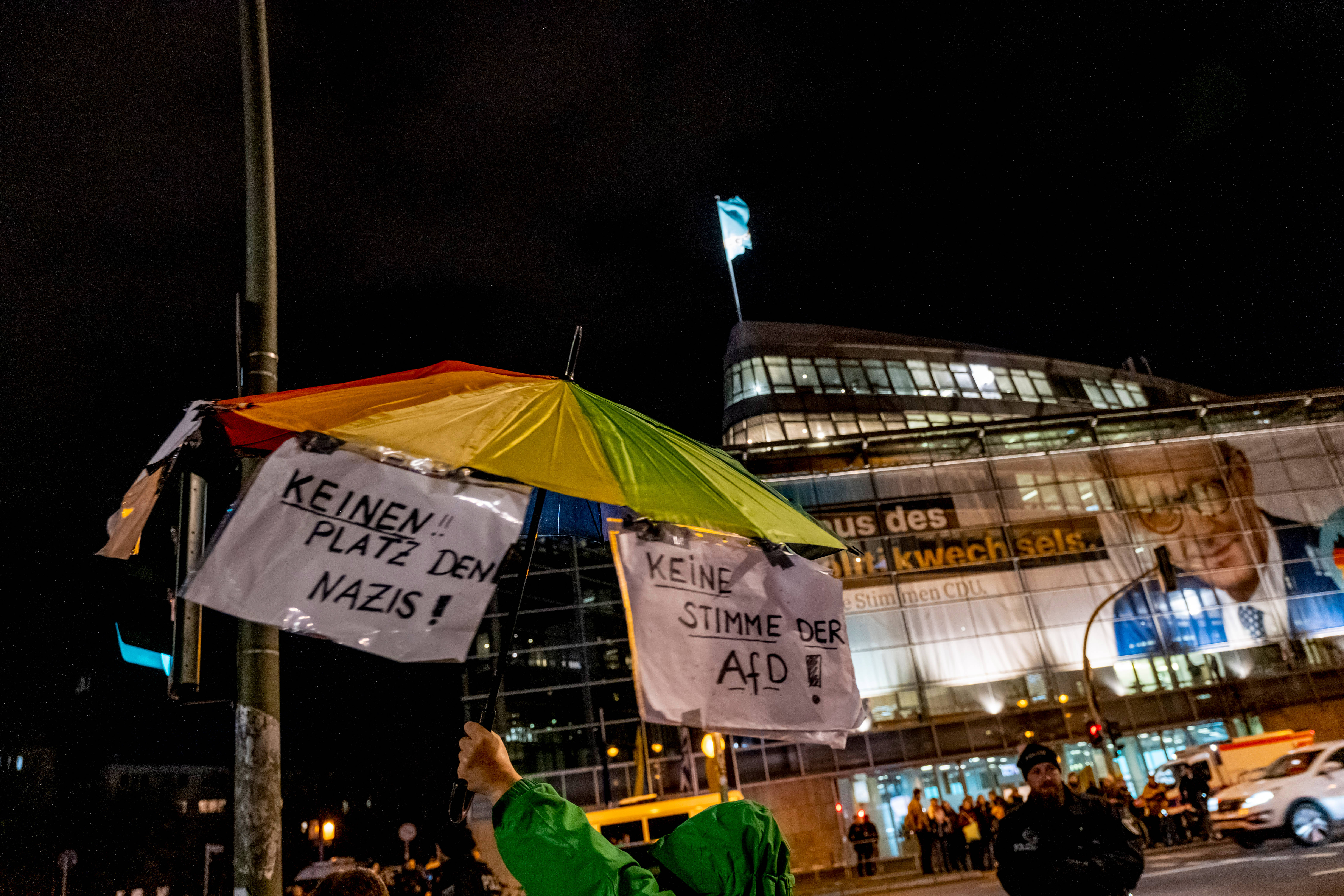 Vor der CDU-Parteizentrale kam es am Mittwochabend zu einer spontanen Demonstration, nachdem die Union bei einer Abstimmung auf die AfD gesetzt hatte.