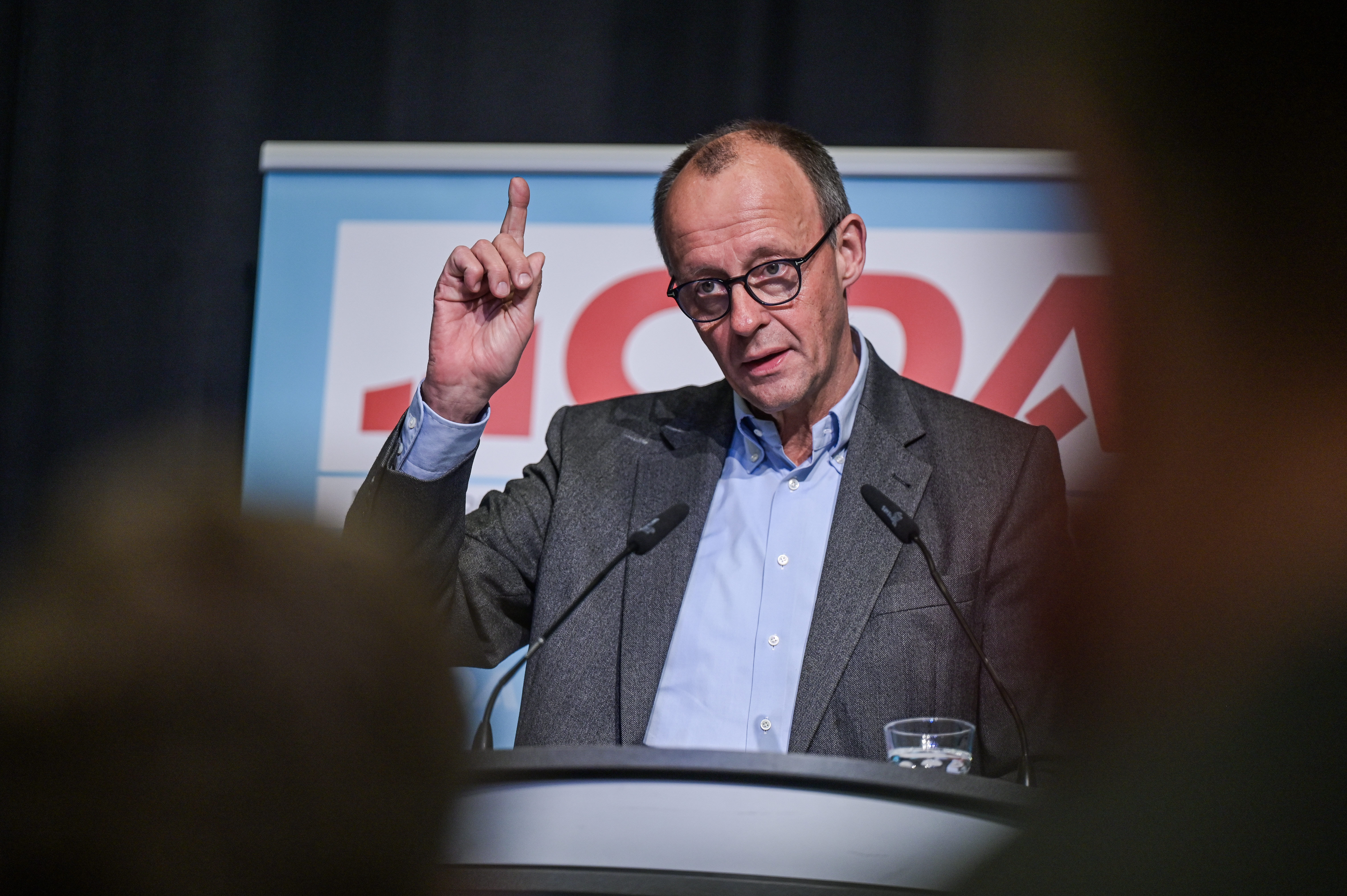 Irritierte in beim CDA mit seine Aussagen zu grünem Stahl: CDU-Kanzlerkandidat Friedrich Merz