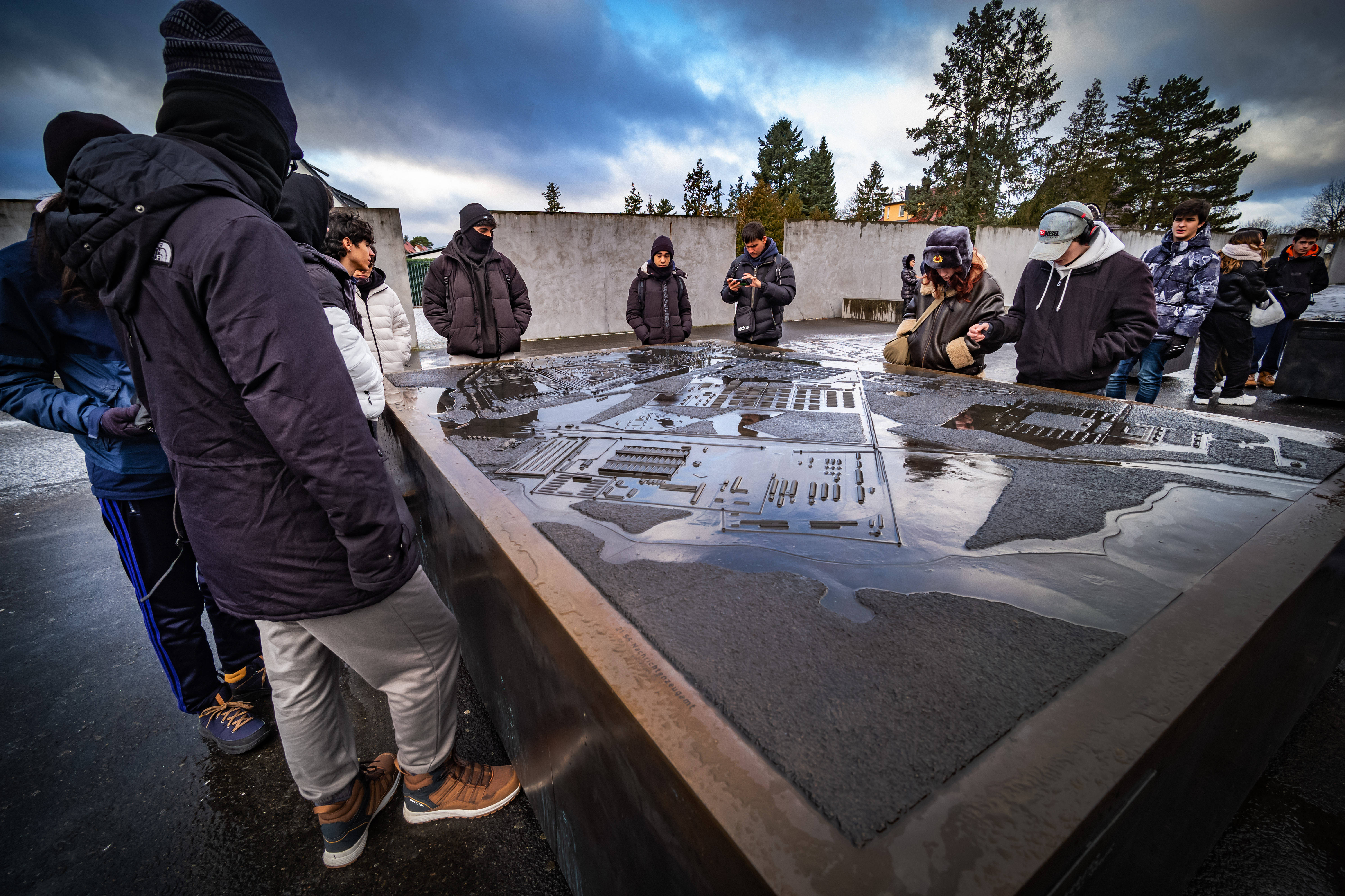 Jugendliche besuchen die KZ-Gedenkstätte Sachsenhausen in Oranienburg