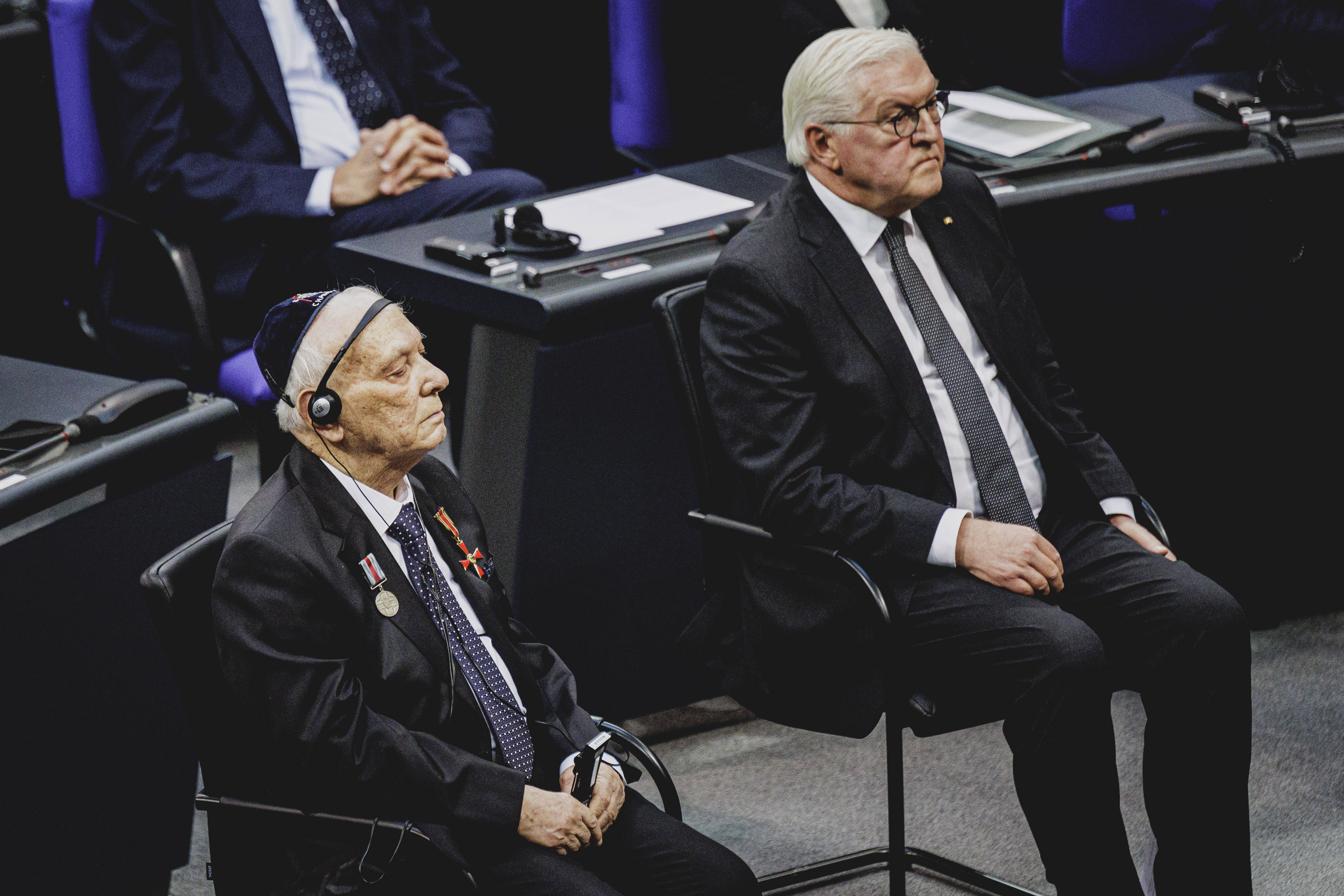 Holocaust-Gedenken am 29. Januar 2025 im Bundestag: Der Überlebende Roman Schwarzman (l.) und Bundespräsident Frank-Walter Steinmeier