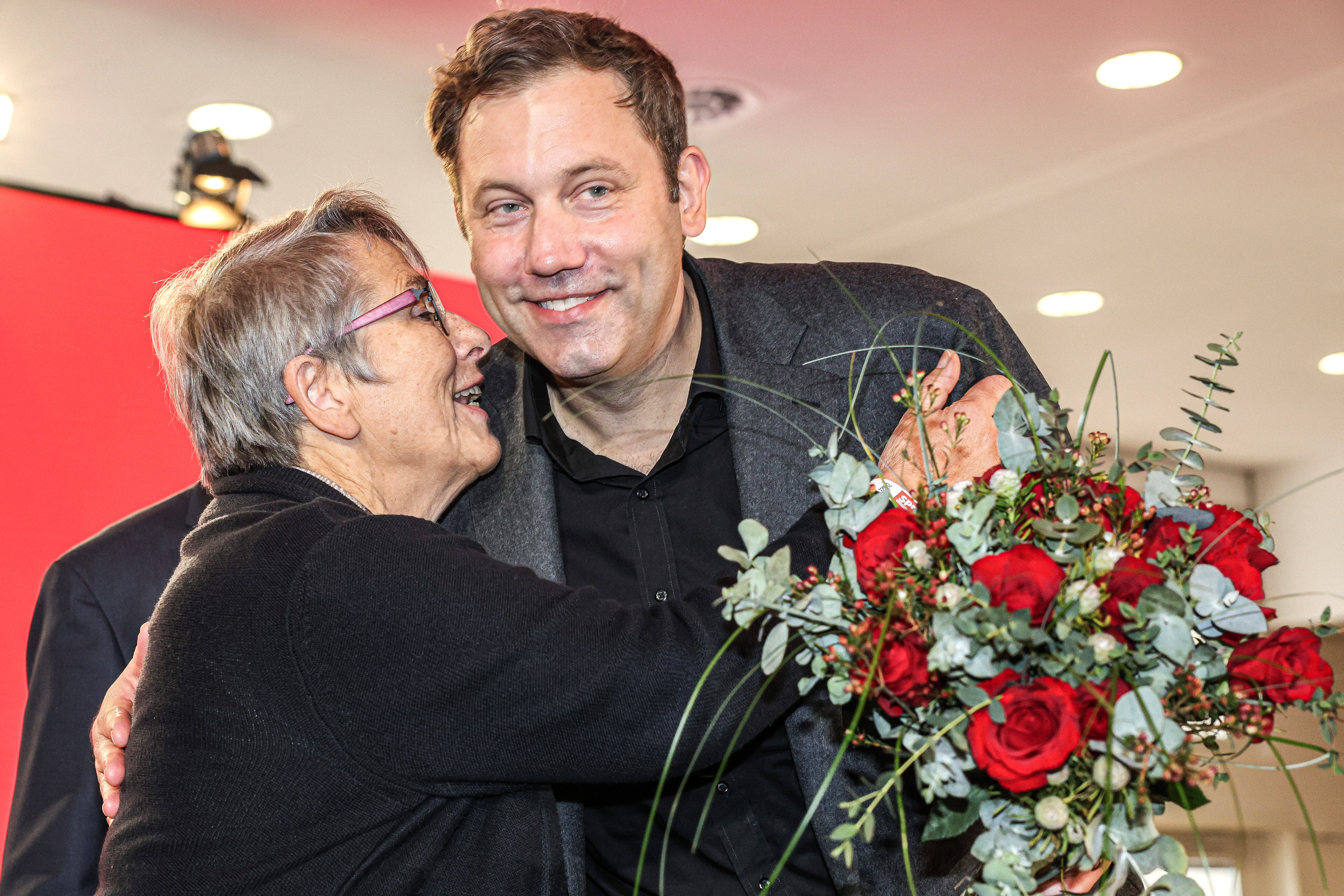 Eine Umarmung für den Parteichef: Waltraud Friedemann, Vorsitzende des SPD-Unterbezirk Hildesheim, gratuliert Lars Klingbeil zu Platz eins auf der niedersächsischen SPD-Landesliste zur Bundestagswahl.