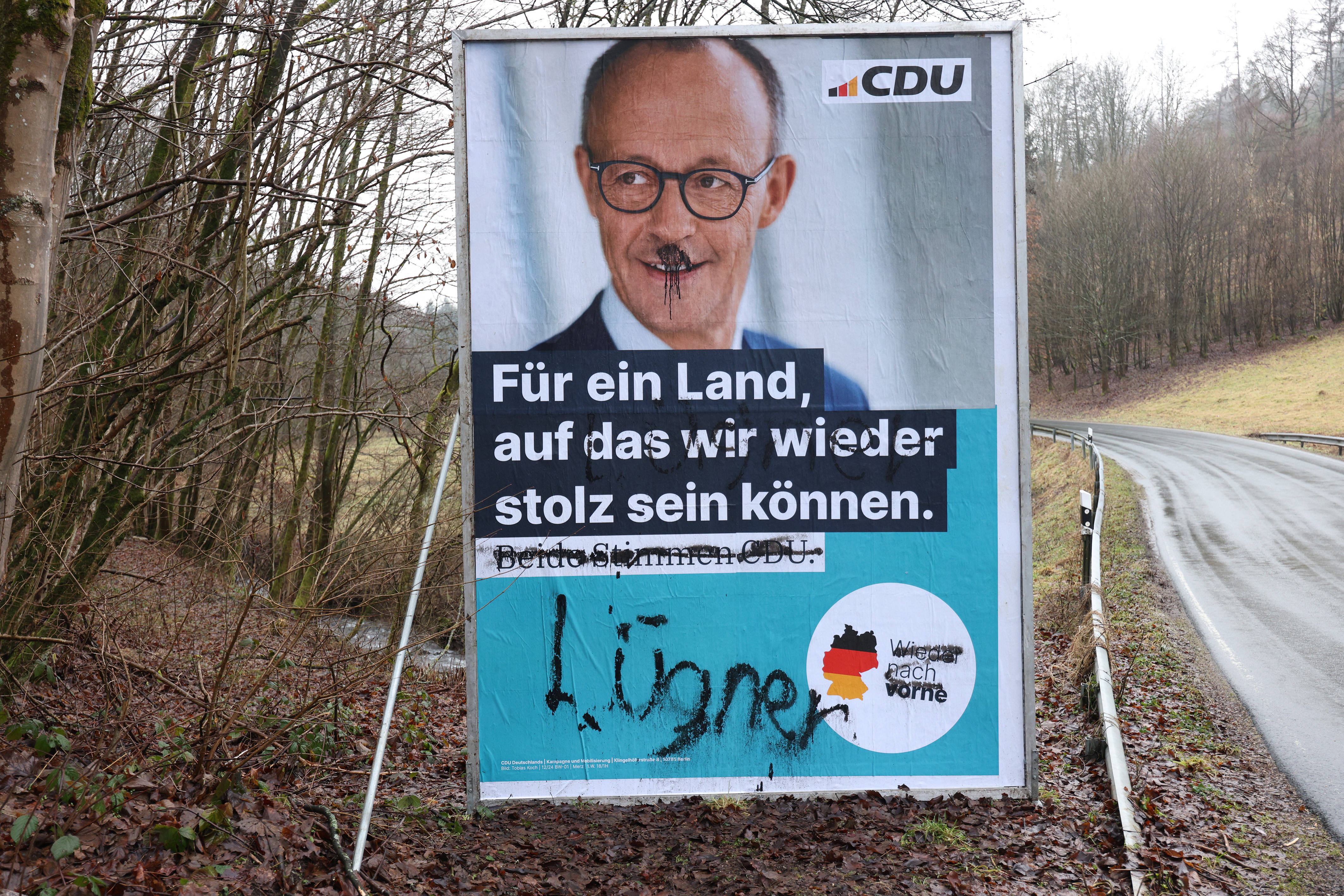 Merz' Haltung zu einer Zusammenarbeit von Union und AfD im Bundestag löst Besorgnis und Protest aus: Beschmiertes Wahlplakat der CDU im Siegerland am 26.01.2025